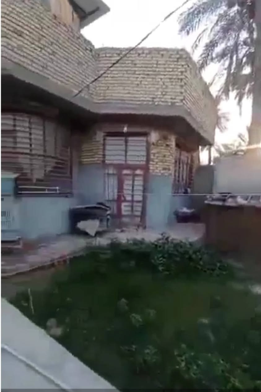 💥 فرصة عقارية ممتازة بسعر مرن | دار سكنية للبيع في الحلة 🏡
✨ سند زراعي 25 (تحويل مباشر) – خيار مثالي للسكن أو الاستثمار!
📍 الموقع: بابل – مركز مدينة الحلة – منطقة گريطعة 2
📐 المساحة: 225 متر مربع (بناء حديث)
🔹 تفاصيل وتقسيم الدار:
🛌 غرفتان نوم
🛋️ صالة استقبال واسعة
🚪 كلدور (موزع مريح)
🍳 مطبخ
🚿 مجمع صحيات (داخلي + خارجي)
🌿 حديقة منزلية
💰 خيارات التسهيلات والدفع:
💵 السعر نقداً: 80 مليون دينار عراقي 
💳 السعر بالأقساط: مقدمة 60 مليون دينار عراقي والمتبقي بأقساط وتسهيلات يتم الاتفاق عليها بين الطرفين.
📲 للاستفسار والتواصل المباشر (أو عبر الواتساب):
📞 ***********
🏢 أو يشرفنا حضوركم إلى مقر المكتب للمعاينة مباشرة.

