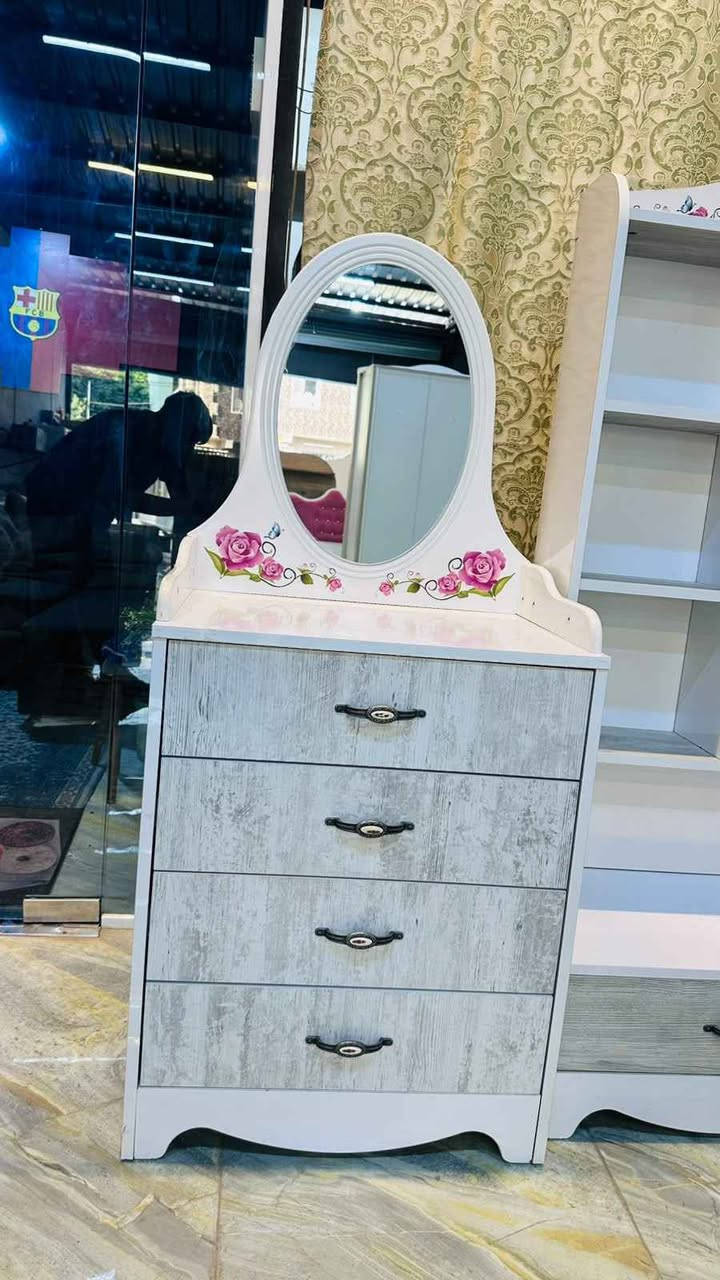 غرفة نوم بناتية ماركة فكتوريا نظيفة جدا جدا  جدا تتكون من 5قطع مبينة بالصور 🌹🌹
السعر 375 الف فقط 🔥🔥🔥🔥
موصل الجانب الايسر /حي المثنى 
🌿🌿🌿🌿🌿🌿***********
الشارع المقابل لمنتزه المثنى
✅شارع عمارة النخيل 
✅وماكس جيم 
✅وازياء النمور 

داخل الفرع بالنزول قرب كراج  غسل السيارات   

(منزلي) لبيع الاثاث المستعمل 
متواجدون من الساعة ال 1ظهرا الى 8مساءا https://maps.app.goo.gl/BFTrpaanCHgXHP4H6?g_st=afm موصل, نينوى
