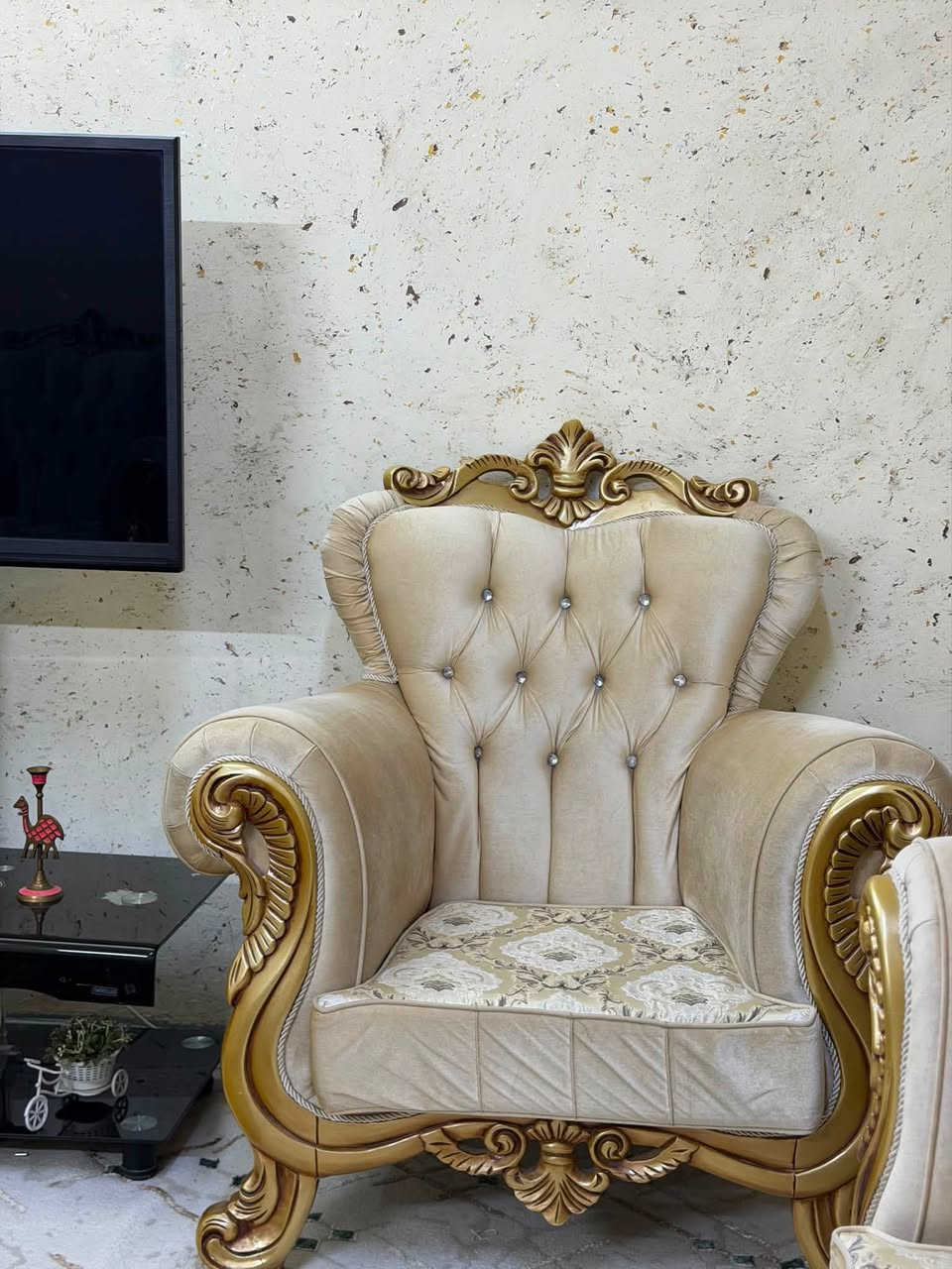 تخم ريأسي نضيف  مع ميز  السعر خاص  *********** العنوان كركوك

