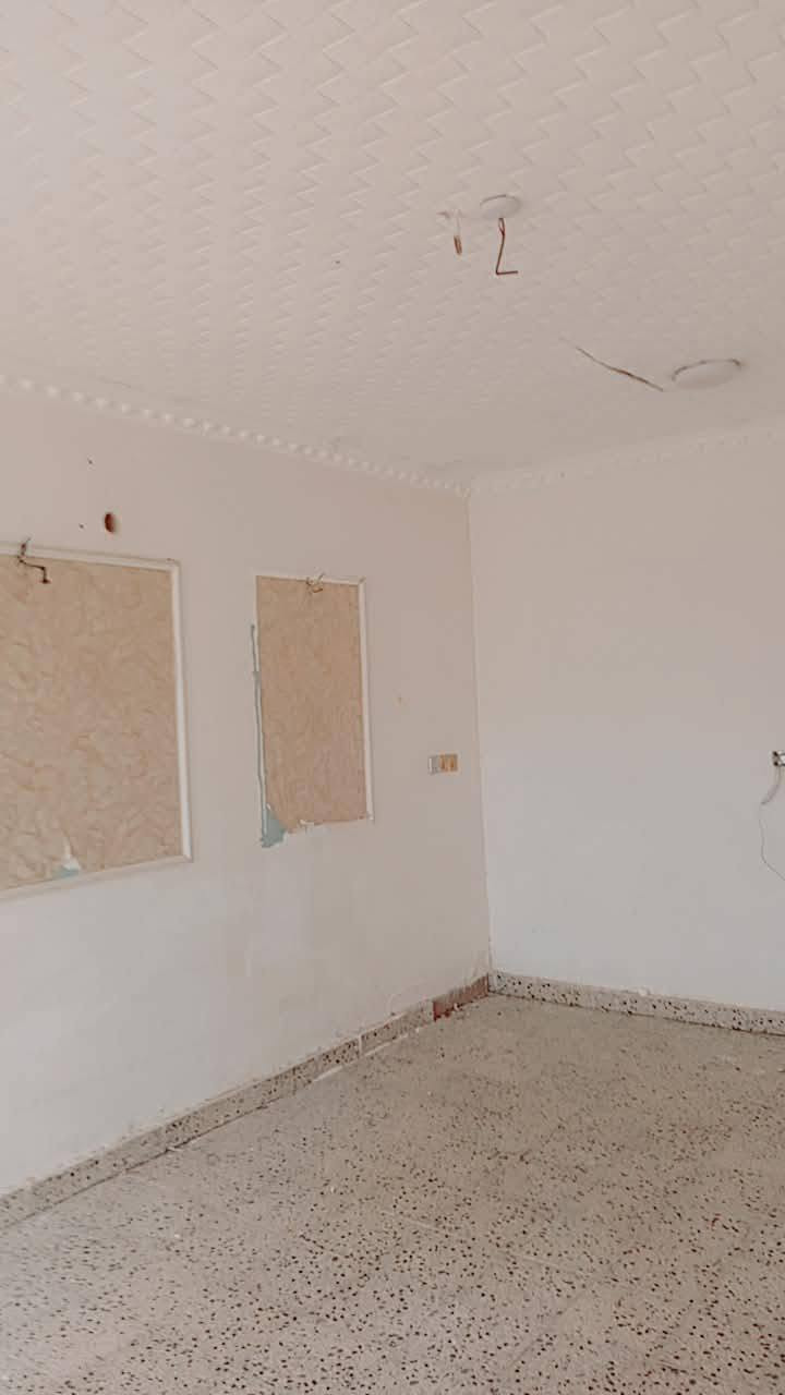 بيت للايجار المساحه 200متر يحتوي على 4غرف نوم وكلدور وصاله ومطبخ ومجمعات صحيه العنوان 📍 بابل شارع ٨٠مال كربلاء حي الاساتذه قرب المستوصف للاستفسار اكثر الاتصال على الرقم التالي 📞🌹 ***********🌹
