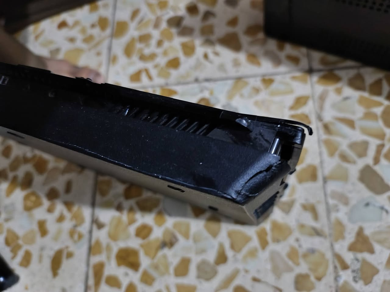 بلي 4 سلم مساحه ٥٠٠ مهكر  قرص نضام 12شرط لامفتوح ولا مصلح لوك ستيكر نضافه 85/100 قبل فتره اشتريته
يدات 2  وحده تجاريه  وحده اصليه الجهاز غراضه
بي ثاني ضربات ما تثر عله بلي كامل مع يو بي اس850
مع مجموعه العاب 
السعر 330 وبي مجال 
مكاني بغداد شماعيه حي سفير 
رقمي ***********
