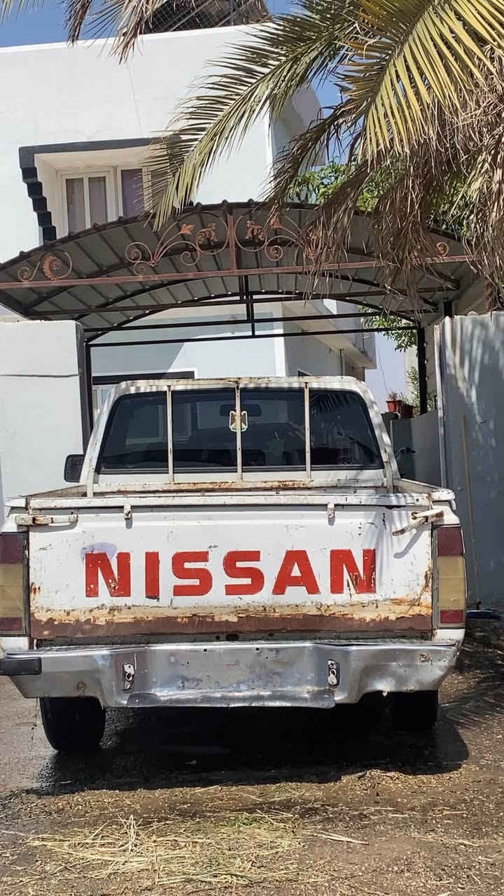 السلام عليكم للبيع بيكم نيسان موديل 1990 كيرها زين محركها يبخر كشرها شوف العين سياره نگره سلف تشغل وتمشي سعرها 11 ورقه  لل اتصال ***********
