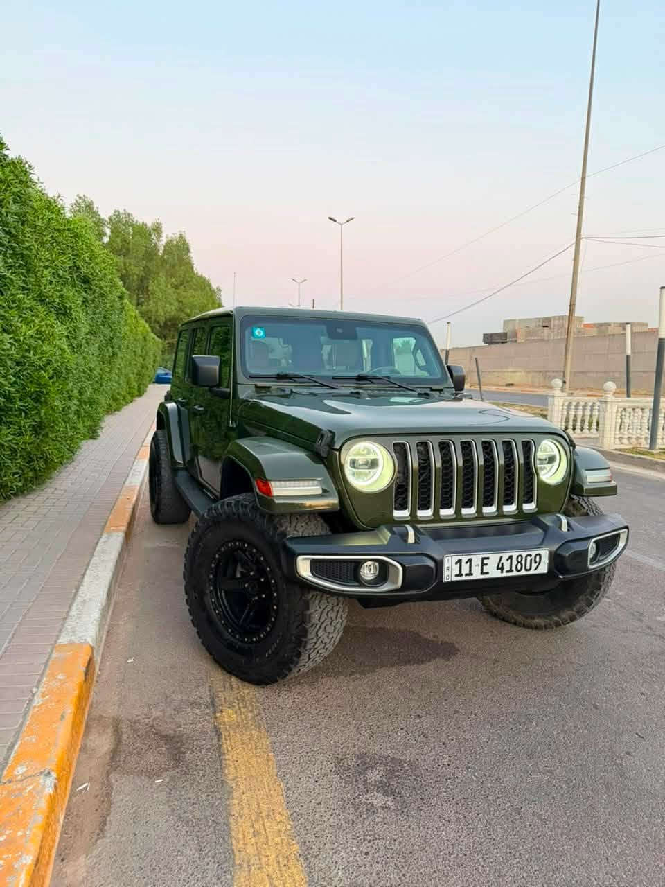 السلام عليكم 

للبيع – جيب رانجلر صحارا انلمتد 4xe موديل 2022

- الفئة: Sahara 4xe
- الموديل: 2022
- ماشية 54 الف كيلو
- المحرك: 2.0 لتر تيربو هجين قابل للشحن (Plug‑in Hybrid)
- ناقل حركة أوتوماتيك 8 سرعات
- نظام دفع رباعي (4×4)
- أربع أبواب
- شاشة Uconnect مع Apple CarPlay وAndroid Auto
- كاميرا خلفية
- مثبت سرعة
- تبريد شغال
السيارة  اقتصادية في استهلاك الوقود بفضل نظام 4xe، مع قوة وعزم ممتازين داخل المدينة وعلى الطرق الوعرة. المحرك والگير والشاصي بحالة ممتازة والسيارة جاهزة للاستخدام مباشرة والسيارة عليها ادامة كاملة وترايها زيرو والمحرك والكير ممتازات ومكفولات شرط والسيارة راجع كلشي بلاد

السعر: 257 ورقة وبيها مجال اتصل وبيك خير وتدلل
للتواصل الاتصال على الرقم ***********
