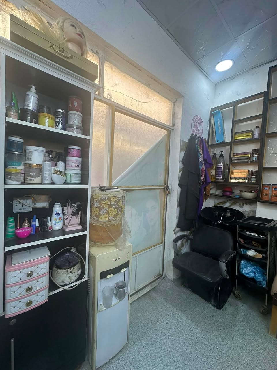 صالون كامل للبيع ما بي نقص اي شي مباشره تاخذو وتفتحون  اجهزه ومواد كلها اصليه وكميات 
نزلت السعر لل ٦٠٠  سبب البيع  تغيير المكان

ديكور مرايه +كرسي + فاترينا +لوكر + كرسي دوار + مغسله + مجرات + حامله طاسات مغسله + 
حماله شسوار عدد اثنين +جهاز بخار تنظيف بشره + جهاز ماسي للتنظيف العميق للبشره + جهاز تنظيف القدم 

اما المواد 
حلاقه كامله من شسوارات وكاويات واجهزه برم وتكسير وفرش اصلية زائد النواعم 

اما قسم التاتو جهاز هوك الاصلي +قلم مايكرو  ويا احبار كلش هوايه بكل الالوان والدرجات لتاتو الحاجب وتوريد الشفه واحبار الوشم مع مجلات رسوم واشكال كلش هوايه 

اما قسّم الاكريلك هم كامله المواد من اجهزه ومواد مباشره تشتغلون بي وكل الالوان والدرجات 

قسم التنظيف موجوده كل الماسكات والمقشرات والمنظفات الاصليه وجهاز بخار وجهاز ماسي للتنظيف العميق 

وباقي النواعم  من مواد تركيب رموش وصمغ والغراض الي كلش هوايه من تفاصيل الصالون المعروفه للاستخدام اليومي 

يعني تاخذونه شلعه مباشره تفتحون 
والي يريد القطعه الخارجيه هم ابيعها

مكان الشعب الجمعيات يم افران قصي 
***********
