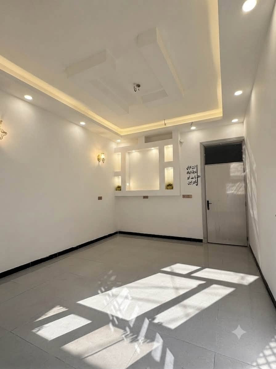 🏡 للبيع – دار سكنية مميزة في بعقوبة
📍 تقاطع القدس – دور الزراعة الثالثة

📐 المساحة: 150 م²
🏠 طابق واحد| بناء حديث | جاهزة للسكن

تتكون من:
✨ مدخلين
✨ استقبال
✨ صالة مريحة مع مطبخ مع منور
✨ غرفتين نوم
✨ 3 دورات مياه شرقي وغربي
السعر :95 قابل للتفاوض
قابل للمراوس 

🔹 جميع الخدمات متوفرة:
 ماء | كهرباء | تبليط | مجاري

📄 نوع العقار: طابو زراعي – سند (25) رسمي.

📞 للاستفسار:
📱 وسام اللهيبي : ***********
📱 ياسر فارس حسين : ***********

🏢 مكتب الجزيرة لبيع وشراء الأراضي والدور السكنية

🚫 ملاحظة: نعتذر عن التعامل بالإيجار.
