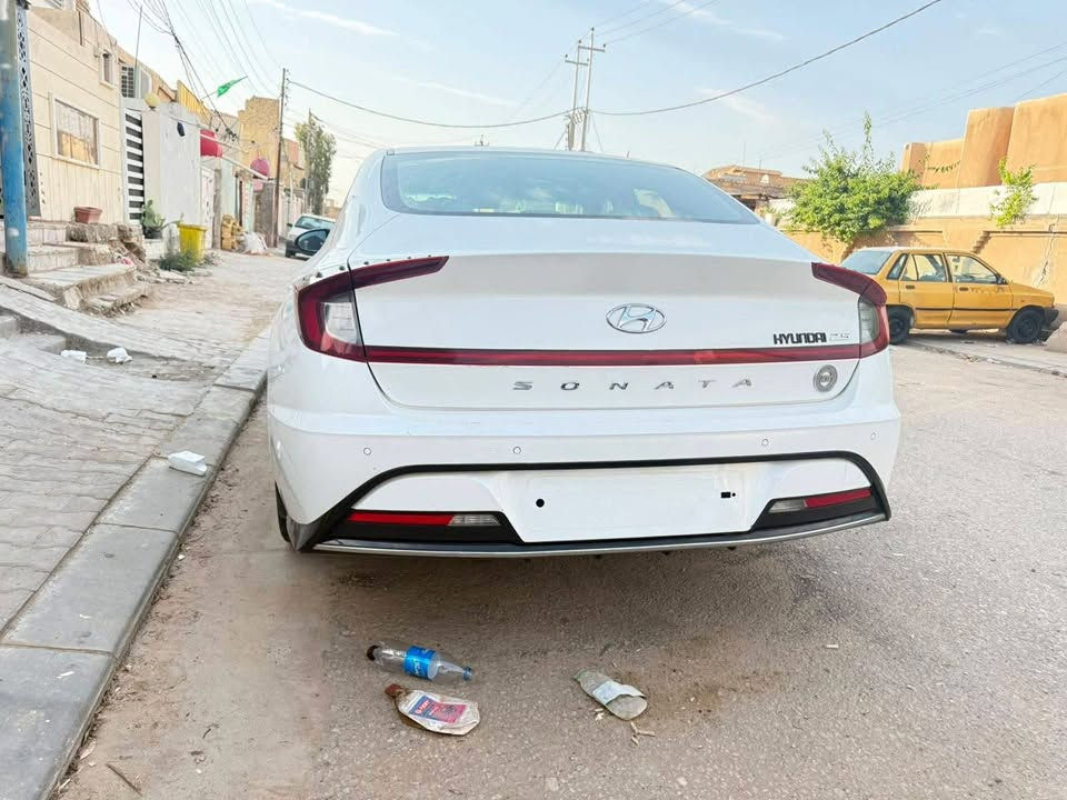 🔥 فرصة ذهبية للرقي والأناقة.. هيونداي سوناتا 2022 (شكل عصري فخم) 🔥
للراغبين بالمميز والنظيف، سيارة الأداء القوي والراحة صارت بين إيديك!
 الموديل: 2022 | خليجي (شركة الشمال).
 المحرك: 2500 CC [MPI] (يعمل بنجاح تام على البنزين العادي بكل راحة).
 ناقل الحركة (الكير): 8 نمر لأداء سلس وعزم ممتاز.
 اللون الداخلي: أوف وايت (فخامة ونظافة تفتح النفس).
🌟 المواصفات والكماليات:
 التبريد: ثلج ❄️ (يفلش تبريد بحرارة الصيف).
 الإضاءة: لايت ليد 4 عدسات + بكلايت ليد يمنحك رؤية وشكل جذاب بالليل.
 الرولات: ويل كب أنيق قياس 19.
 الإطارات: تخم تاير جديد بالكامل (اركب وتوكل).
🛠 حالة السيارة والتحويل:
 البدنة: مكفولة تماماً، وبها فقط (بارد بالجاملغ وشوية من الأبركيت)، والباقي مكفول 100% من أي تبديل أو صبغ.
 السنوية والتحويل: السيارة غير مسجلة حالياً، وتتسجل في جميع المحافظات العراقية عدا الإقليم.
 📍 العنوان: النجف الأشرف - حي المكرمة.
 📞 للاتصال والاستفسار (واتساب فقط): ***********
⚡ السعر وتفاصيل أكثر عند الاتصال.. الجاد ما نختلف ويا بالشغل الطيب!
