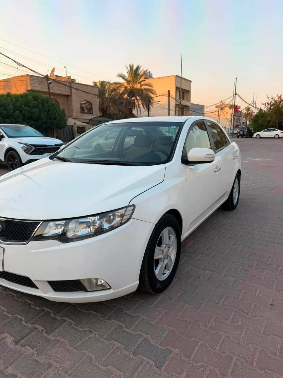 السلام عليكم للبيع كيا سيراتو 2009 خليجي سلايت فتحة داخل لونين ماشية 103 سيارة نضيفة بيهاا صبغ بنيد وخشم جاملغ اثر طخة بسيطة وحالوب مال بلديات قمارة وجنطة السعر 79 وبيها مجال حك الجية للاستفسار *********** مكاني بغداد / الحرية البستان
