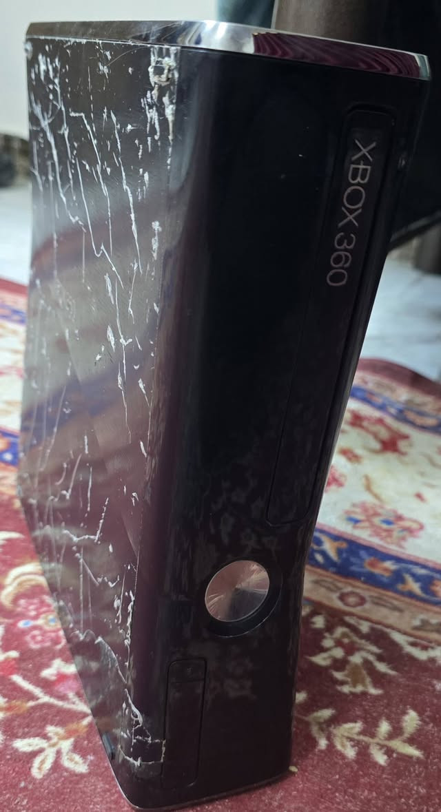 اكس بوكس 360
يحتوي على 86 لعبة وقابل للزيادة  وكافه ملحاق
HD 
واثنين جويستيك مع المحول 
لا مصلح ولا مفتوح 
لكن مشكله بسيطه الجويستيك الاثنين يحتاجن تبديل قير التحكم كما موضح بالصور
السعر 120 وبيه مجال قليل
*********** هذا الرقم بغداد وغير متوفر توصيل
