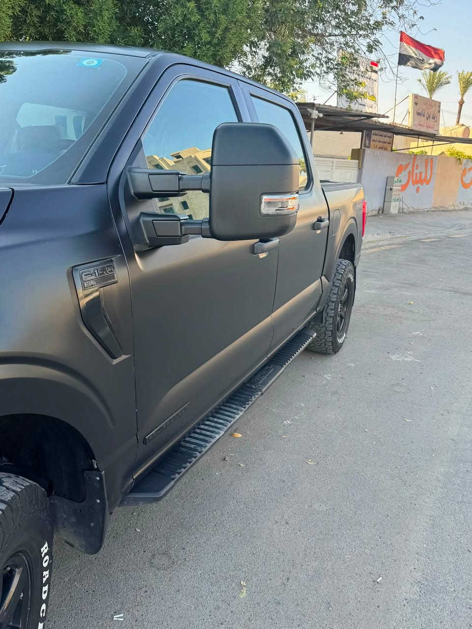 🛻 للبيع: فورد F-150 XLT PowerBoost Hybrid موديل 2022
السياره عليه تغليف بي بي اف  شفاف مات بي ضمان 10 سنوات 
وتايرات جبليه 
وترفيع بأميركا 3 انج
 نظام فورويل Drivetrain 4x4.
 المحرك: 3.5L Twin-Turbo V6 EcoBoost مع نظام PowerBoost Hybrid (أداء قوي جداً واقتصادي ممتاز في استهلاك الوقود).
 ناقل الحركة: أوتوماتيك تعليك 
 الفئة: XLT.
 الممشى 116791 الف كيلو وقابل للزياده
 اللون الخارجي: [اسود ].
 اللون الداخلي: [رصاصي].

 (مولد كهرباء مدمج للتشغيل والرحلات). ينطيك 30 امبير حقيقي
 وضعيات قيادة متعددة
 (Eco, Normal, Tow/Haul, Eco, Slippery, Mud/Ruts, Deep Snow/Sand).
 شاشة تشغيل كبيرة تدعم Apple CarPlay و Android Auto نظام SYNC 4.
 كاميرا خلفية مع حساسات مساعدة على الركن.
 نظام تثبيت السرعة ومكابح طوارئ تلقائية ونظام التنبيه عند الخروج من المسار.
📌 حالة السيارة والفحص:
 الحادث باب البدي الخلفي تبديل وكاله + تعديل جاملغ الايمن الخلفي
مكان السياره بغداد الغدير
السعر 260 وبيه مجال للشراي
سونار للسياره موجود 
رجاء اخوتي الي يشوفه غاليه خلي يعبر المنشور السياره ضربته شبه كلين 
رقم الهاتف ***********
