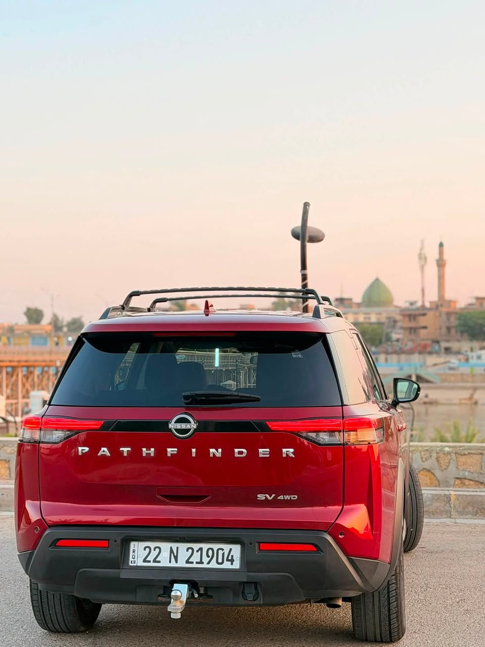 نيسان باثفايندر موديل 2024 SV 4WD 
السيارة شبه كلين بيها فقط شبر بحافة الصندوق ولا مبدل قطع فيها 
السيارة جديدة ونضيفة بمعنى الكلمة بنوراما على طول سقف
شرط بدون ايرباك مكفول كير ومحرك  ولغد وشواصي 
 
مواصفات Pathfinder 2024 4WD هاي موصفات👇🏻
* المحرك: V6 سعة 3.5 لتر
* القوة: حوالي 284 حصان 
وعزم 259 lb-ft ≈ 351 نيوتن.م. 
* الكير :أوتوماتيك 9 سرعات
* الدفع: 4WD / Intelligent 4x4
* عدد المقاعد: VIP 
* جنوط ألمنيوم.
* أنوار LED نهارية.
* مصابيح أمامية LED.
* تشغيل تلقائي للأنوار.
* إشارات انعطاف بالمرايا.
* مرايا كهربائية.
* سبويلر خلفي.
* قضبان سقف Roof Rails.
* حساسات/أنظمة مساعدة حسب التجهيز.
* فتحة سحب خلفية.
* زجاج خلفي مع ماسحة
* مقعد السائق كهربائي.
* تحكم كهربائي بالمقعد بعدة اتجاهات.
* نظام EZ FLEX + LATCH & GLIDE للصف الثاني، يسهل الوصول للصف الثالث.
* الصف الثالث قابل للطي.
* دركسون متعدد الوظائف.
* تحكم بالمثبت Cruise Control من الدركسون.
* تشغيل/إيقاف تلقائي للأنوار.
* منافذ كهرباء 12V.
* منافذ USB.
* تخزين تحت أرضية صندوق الأمتعة.
* عدة أماكن لحفظ الأغراض والأكواب
* عدة وسائد هوائية.
* ABS.
* توزيع إلكتروني للفرامل EBD.
* مساعد فرملة.
* مراقبة ضغط الإطارات.
* نظام تثبيت مقاعد الأطفال LATCH.
* نظام مراقبة واستشعار حسب الفئة.
* حساسات وأنظمة Nissan Intelligent Mobility بحسب التجهيز. 
الممشى 64 الف 
السيارة ب اسمي ومرقم وجاهز وتحويل مباشر رقم الشاصي وصور الضرر موجود في المنشور 

***********
للتواصل خاص او الاتصال على الرقم
