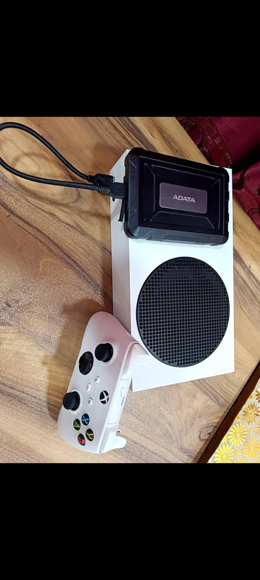 السلام عليكم 🌹

🎮 Xbox Series S للبيع

الجهاز بحالة ممتازة، كامل ويا جميع الملحقات والكيبلات، والجهاز ما مفتوح نهائياً ولوك ستيكر موجود.

📦 الملحقات:
• Original Controller أصلية
• Batteries بطاريات
• Battery Charger شاحنة بطاريات
• HDMI Cable
• Power Cable
• جميع الملحقات كاملة

🎮 Games:
• بي Game Pass
• بي GTA V مملوكة
• بي GTA IV مملوكة
• وبي ألعاب مملوكة إضافية

💰 السعر: 430 ألف قفل 🔒
❌ ما بي أي مجال للتفاوض.

📍 الموقع: الموصل
🚫 No Delivery — ما عندي توصيل

واللي ما يعجبه المنشور أتمنى لا يعلق.

📱 WhatsApp: ***********
