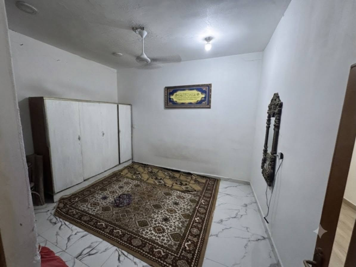 عندي بيت مصفر في حي الجهاد السفحه الأولى البيع مع الاثاثبيت مساحة ٢٠٠ الوجه ١٠ ع شارع تبليط ومجاري وجه ع ساحه البيت يتكون من غرفتين وصاله ومطبخ واستقبال ينباع مع الاثاث شلع معاملته ماصاعده التقيم ***********
