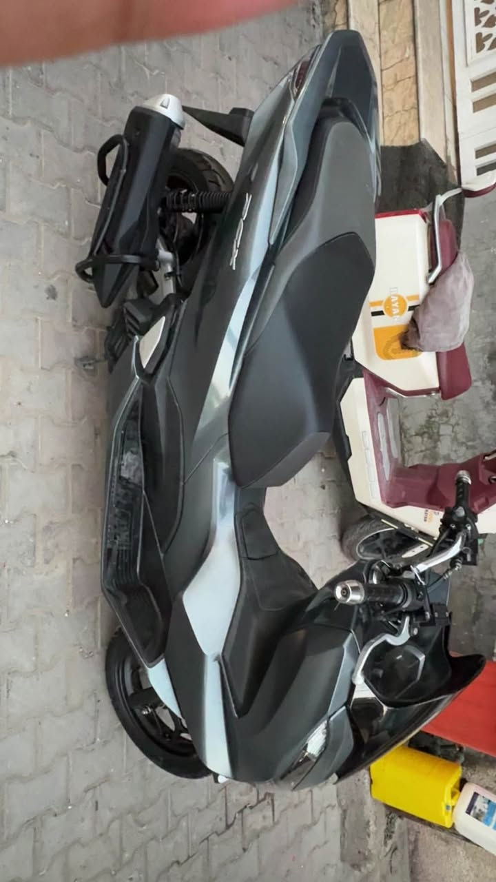 السلام عليكم PCX جيل الرابع ياباني ياباني دراجه جديده وحلوه ماشيه  21 محركه 125 للاستفسار الاتصال ع الخط او واتساب *********** مكاني بغداد الكرخ
