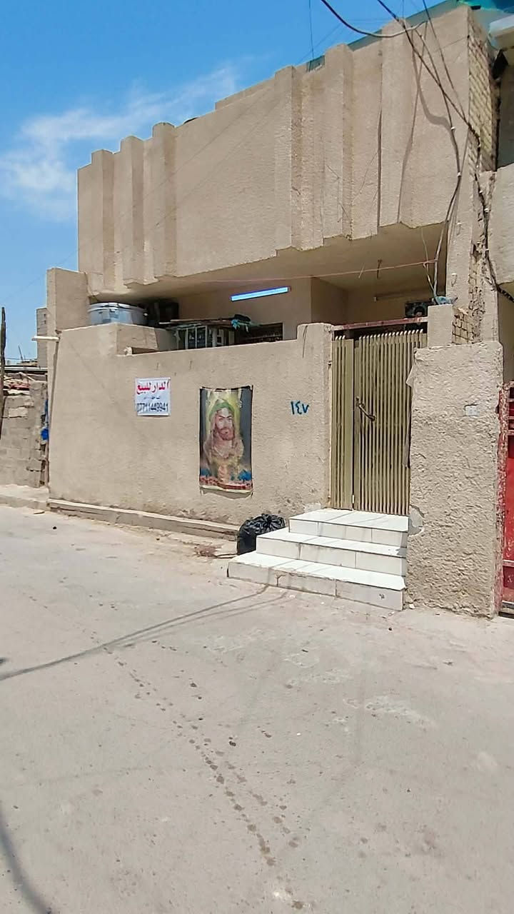 السلام عليكم دار للبيع قرب شهداء الثالثه
المساحه الوجهه 7.5 النزال ١٥ 
قاطين بناء حديث ٢٠٢٥  بناء طابوق 
رفت عالي عن الشارع 
٣ غرف نوم 
مطبخ حار +بارد 
ستقبال وصاله خدمات داخليه وخارجيه 
***********
