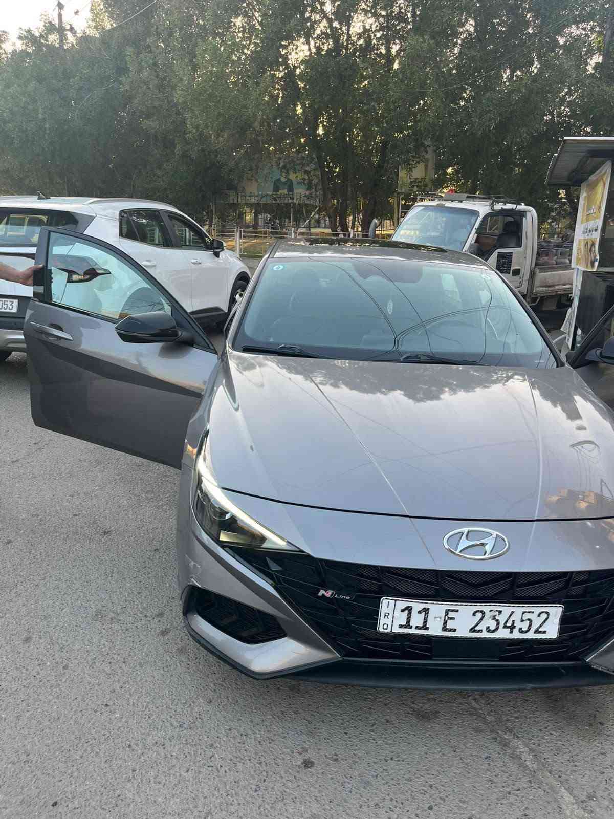 📣 للبيع: هيونداي إلنترا N Line 2022 وارد امريكي حادثها جاملغ فقط
أداء رياضي ✦ شكل أنيق ✦ قيادة ممتعة 
⚙️ المحرك:
• 1.6 لتر توربو
• قوة 201 حصان
• عزم 195 lb-ft
⚙️ ناقل الحركة:
• يدوي أو أوتوماتيك 7 سرعات DCT مزدوج القابض (اختياري)
⚡ نظام الدفع: أمامي (FWD)
⛽ استهلاك الوقود: اقتصادي ومناسب للاستخدام اليومي
✨ المميزات:
• تصميم خارجي رياضي بلمسات N Line
• جنط سبورت كبيرة وشبك أمامي مميز
• مقاعد رياضية مريحة
• شاشة لمس تدعم Apple CarPlay / Android Auto
• أنظمة أمان حديثة:
– تنبيه النقطة العمياء
– مساعد البقاء في المسار
📦 الداخلية:
• رحبة تتسع لـ 5 ركاب
• صندوق خلفي بمساحة جيدة
💡 مناسبة لمن يبحث عن سيارة سيدان تجمع بين الأداء العالي، الراحة، والشكل الرياضي مع صرفية وقود ممتازة.
📞 للتواصل والمعاينة:
 ***********

السيارة فول مواصفات فتحة وبصمة ورادرات امامي خلفي
