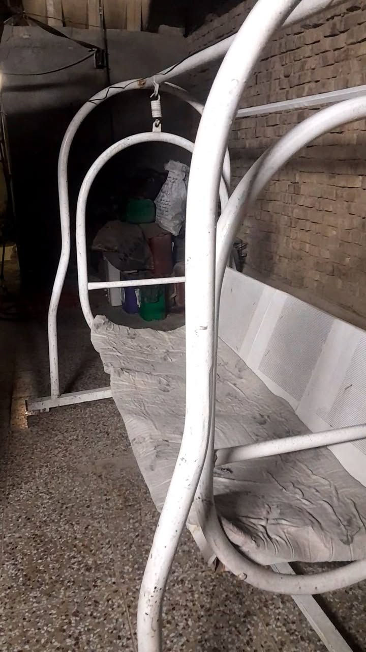 مرجوحه قديمه وزن ثقيل السعر٢٥٠ 
المكان بغداد الاورفلي ***********
