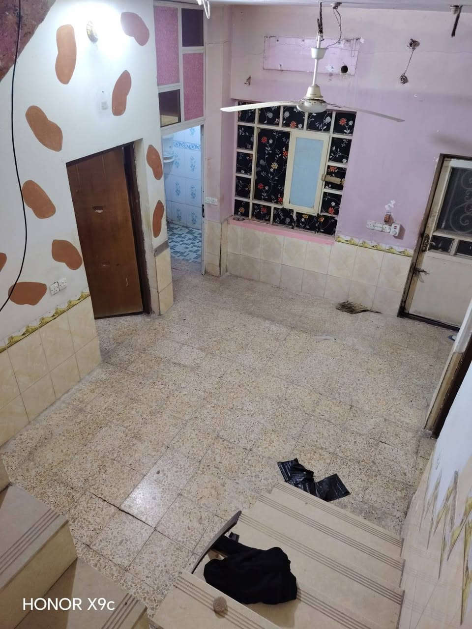السلام عليكم 
بيت للبيع في كربلاء المقدسة الحر الصغير البوبيات حي المرتضى بيت مساحه 100 متر واجهة 7 وربع ونزال 14 البيت يتكون من طابقين 
الطابق الأول طرمه وصحيات ومطبخ واستقبال وهول وملحق صحيات داخلية من حمام وتواليت ومنورين وغرفة. 
الطابق الثاني يتكون من هول وغرفة ومخزن وسطح والبيت يحتاج ترميم
والبيت متروك صار 3 اشهر وفارغ
السعر 70 مليون   
للاستفسار اكثر الاتصال على الرقم 
‏‪***********‬‏
