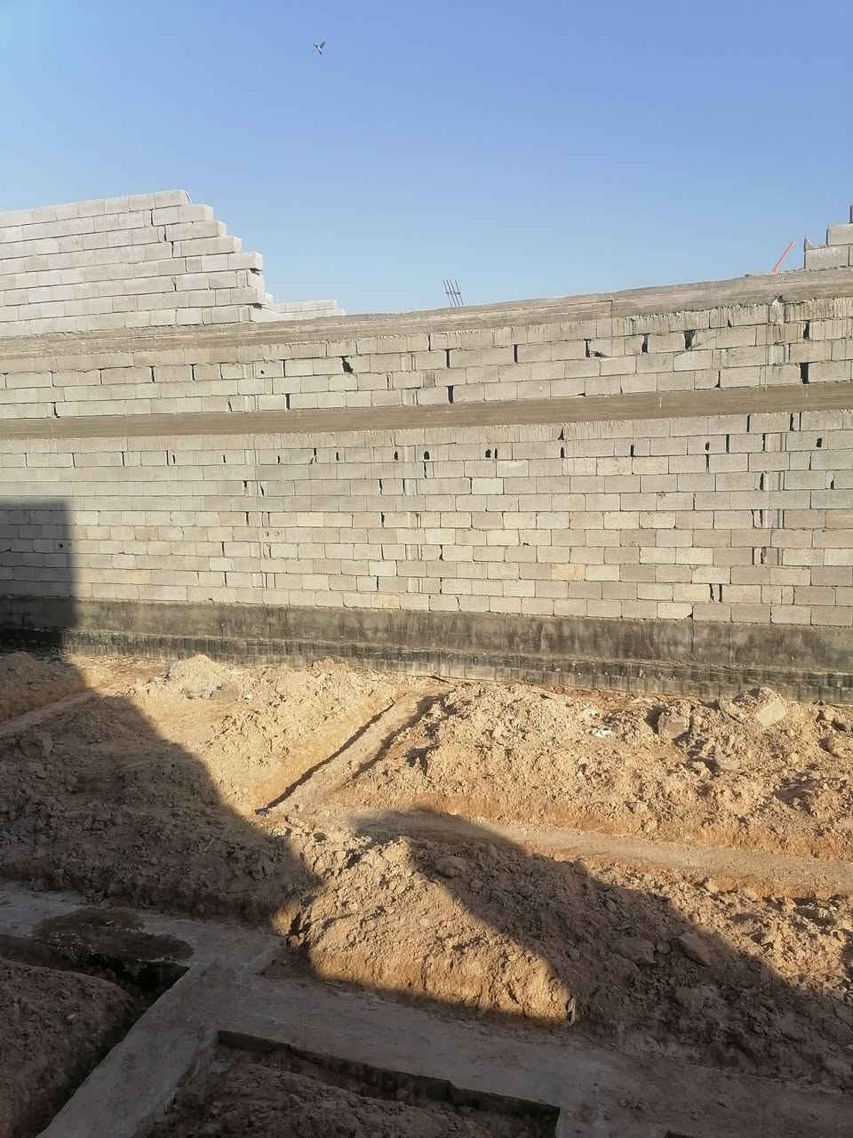السلام  عليكم
قطعة أرض للبيع وقف سني المساحة ٢٠٠ متر بيها بتلو يتكون من ٣ غرف واستقبال مطبخ وصحيات كراج وحديقة
علئ شارع ١٠ متر منطقة كلش حلوة جديدة هادئة وقريبة ع الطريق الفوك 
مكان القطعة حمدان /منطقة كوت ثويني قرب جامع السيدة خديجة
السعر٢٨ مليون بيها مجال
للإستفسار  ***********
