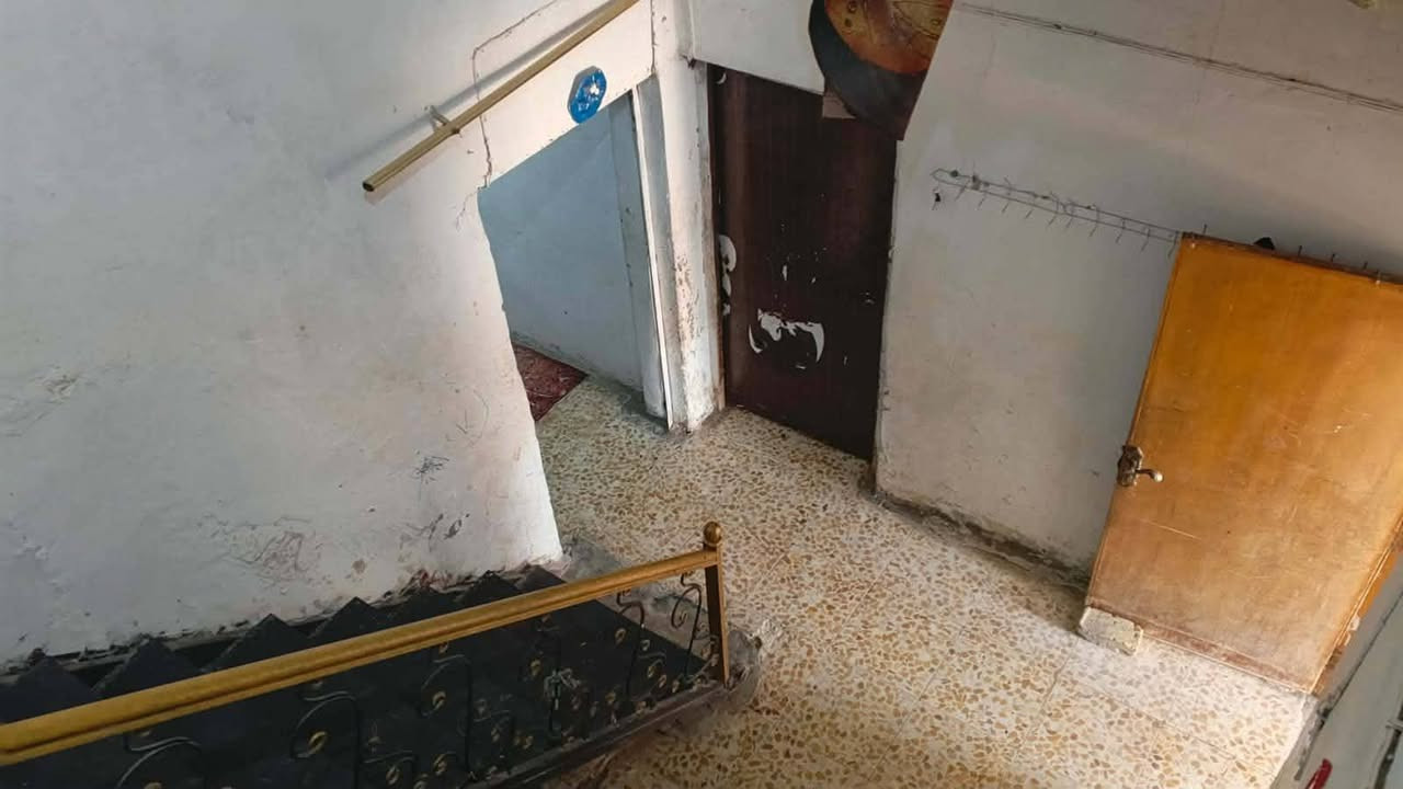 بيت للبيع مساحته 200متر حي اسعيد خلف الحج كريم عويد مقابيل ساحه بناء قديم بس نضيف السعر 60 وبي مجال قليل الاستفسار ***********
