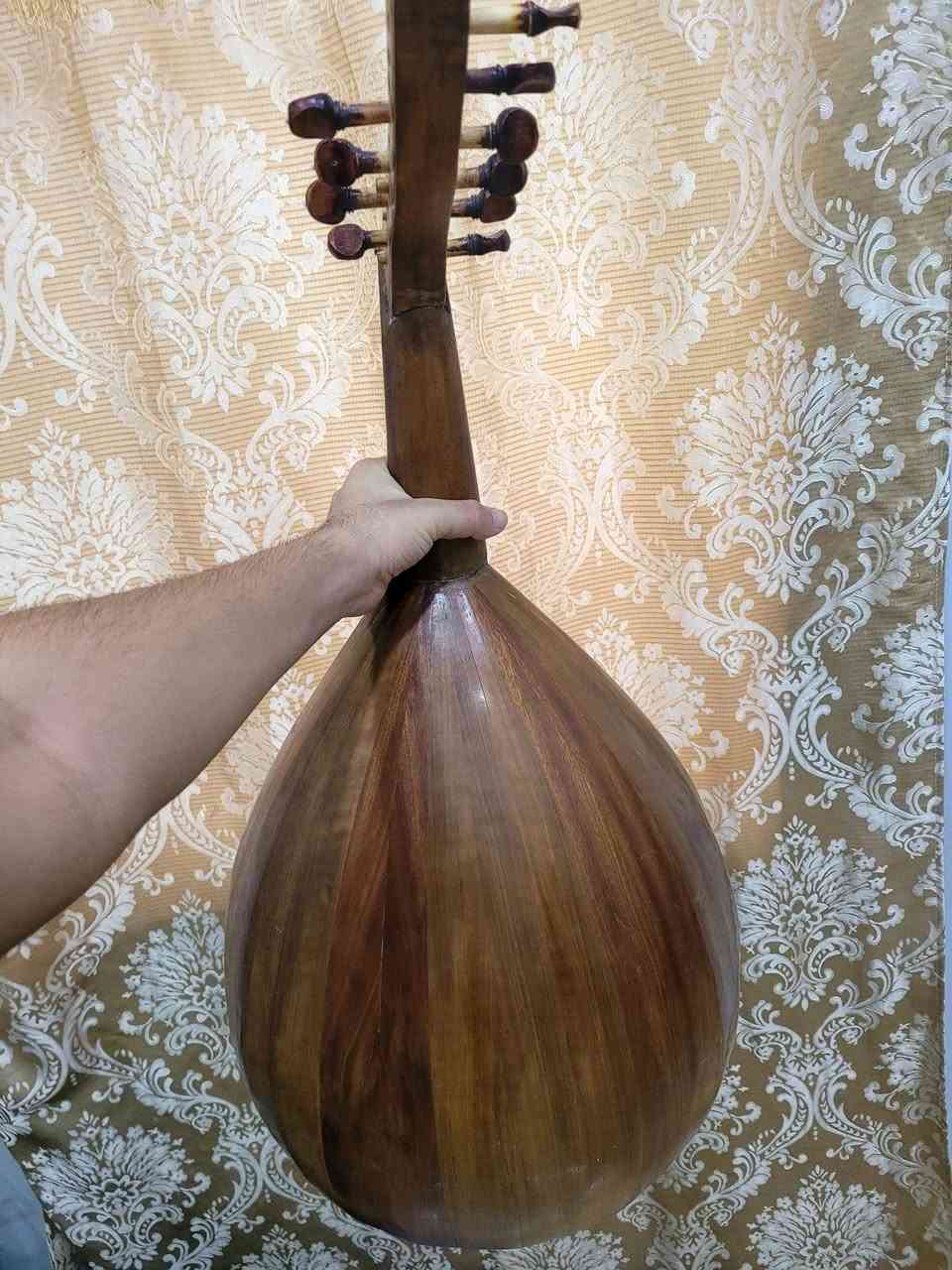 للبيع عود نجم عبود سنه صنع ١٩٩٦
يحتاج اوتار بس سعر ٢٢٥ شراي تصال ***********
