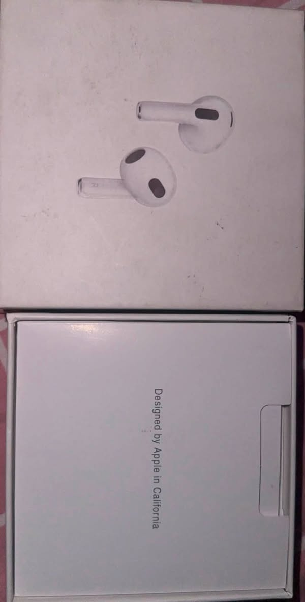 سلام عليكم ايربود ابل لأصلي
جيل 3 

AirPods

مستخدمته 

شاحنته موجوده 

كل الملحقات موجوده

فقط بيه مشكله سماعه ع اليمنه موشغاله 

وليسره شغاله تنبيه مهم!

شاحنته لأصليه موجوده هم 

كلشي موجود فقط سماعه ليمنه متشتغل وليسره شغاله شغاله ونظيفه

رايده 45 وبيه لشراي مجال رقمي واتساب 

وتوصيل عدي اكدر ادزه الك توصيل جميع المحافظات 
***********

