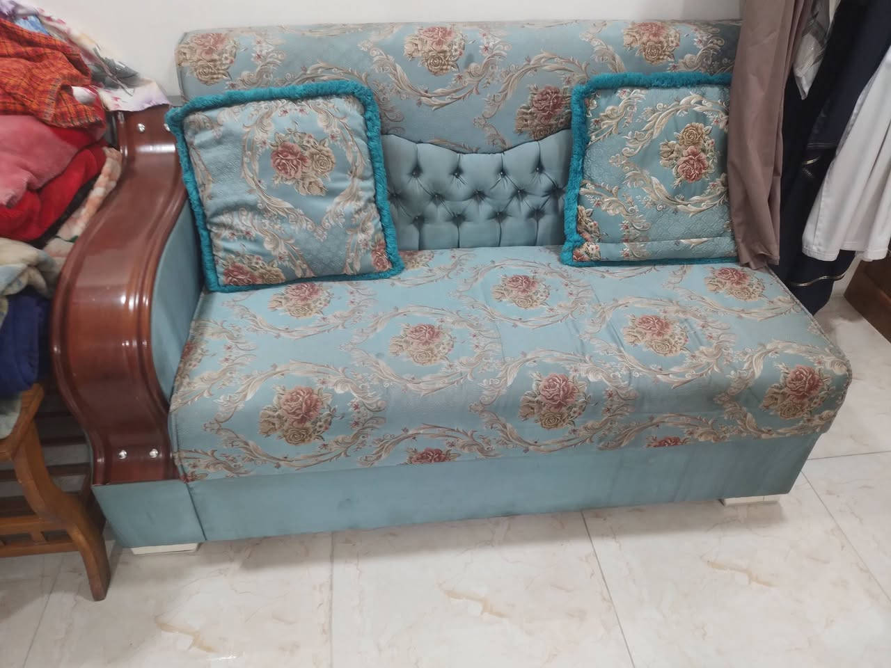 السلام عليكم هذا ديوان للبيع مواصفاته ١٥ مقعد خشب جام والمقعد بلوك والاسفنج ضغط عراقي توصاه للإستفسار التواصل ع هذا الرقم واتساب ***********
