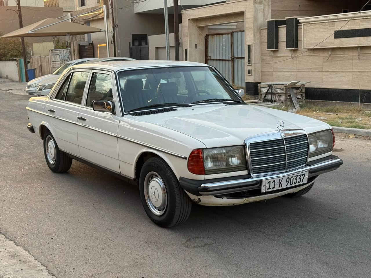 مرسيدس w123 ابو جحيل موديل 1983 اصل .. محرك بلادي 6 سلندر حجم 300 عنكبوت
السياره مكفوله من الضربه او التعمير ،، صبغ جماليه فقط 
محرك وكير جدد تبريد شغال صدر امامي خلفي تخم تاير كله جديد ،،، السياره بلواقع احلى من الصور وغرفتها جديده
رقم بغداد دولي وبأسمي ،، المكان بغداد حي الخضراء
السعر 70 ورقه ،، ***********
