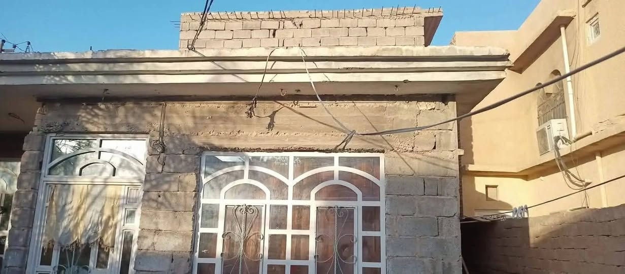 دار للبيع المساحة أكثر من ٣٥٠ متر بعقوبة منطقه شفته بنص المنطقه ركن الشارع تبليط يحتوي على ٢غرفه وحده ٤×٦ والثانيه ٤×٥مطبخ ٤×٥ صاله داخليه ٥×٥ الهول٤×٤ وحديقه ***********
