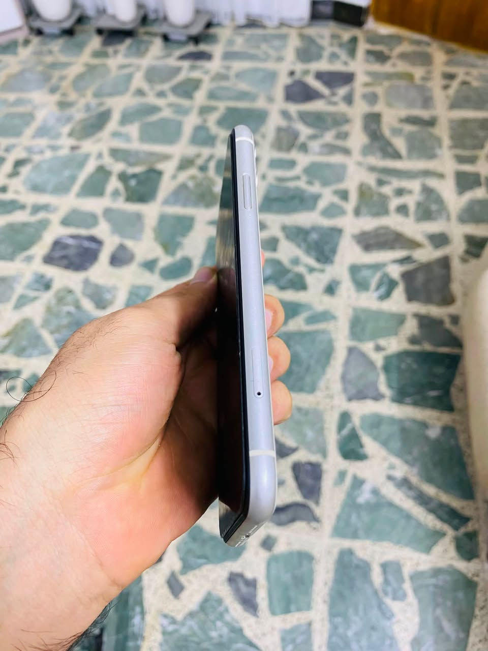 ايفون 11 
لون ابيض نضيف حيل 
ذ64 
شاشه قطعه اصليه 
وبطاريه مبدله 
الجهاز ما بي اي مشكله وكلشي شغال بي وعلى الفحص 
سعره  180
مكاني الفلوجه 
وتساب ***********
