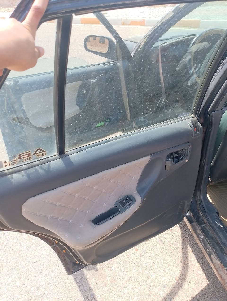 السلام عليكم سياره للبيع او مراوس حسب لقناعه تبريد شغال تحويل مباشر سنويه جديدة موديل 95 كهربائيات شغاله 100%كامله مابيها نقص اي شي تخم تاير حداديه صدر باتري جديد جام كهرباء كير عادي محرك جديد مال كصه للاستفسار اكثر على الرقم *********** نعتذر عن البيع بالاقصاط او الوعده

