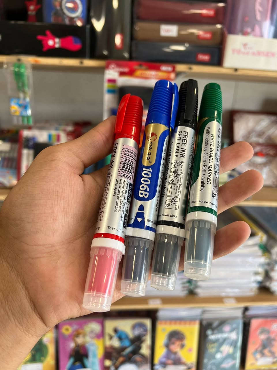 🖊️📋 متوفر في مكتبة الرافدين — أقلام ومساحات السبورة

🖊️ أقلام السبورة بـ 3 أنواع: 
🔹 قلم ضاغط — عملي وسهل الاستخدام
🔹 قلم قابل لتبديل الحبر — اقتصادي وقابل لإعادة
      الاستخدام
🔹 قلم كتابة لمسافة تصل إلى 1000 متر — عمر كتابة            
     طويل

📋 مساحات السبورة بـ 3 نوعيات: 
1️⃣ النوعية الأولى: المساحة الاعتيادية
2️⃣ النوعية الثانية: مساحة قماش عملية ومناسبة للاستخدام 
      اليومي
3️⃣ النوعية الثالثة: مساحة قماش مع مكان مخصص لوضع 
     الأقلام من ماركة Deluxe

✨ خيارات متنوعة تناسب المدارس والمعلمين والمكاتب والاستخدام اليومي.

📍 الأنبار – قضاء عنه – قرب مدرسة ذات الصواري
📞 ***********
📲 Instagram &Telegram:
maktabat_alraafidayn

🚚 التوصيل متوفر

مكتبة الرافدين — كل ما تحتاجه بمكان واحد 🤍
