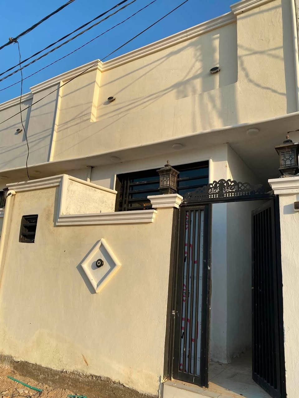 بيت للبيع مستعجل سعر ٢٦،٥٠٠ قفل
طابو زراعي سند ٢٥

مساحة ٨٠م 

غرفه 

مطبخ صغير 

استقبال صحيات داخليه و خارجية 

بناء حديث 

صب كونكريت الأساس و السقف 

العنوان مقابيل ملحق قرية الغدير عامود ٣١٧ 
*********** 
البيت مال عائلة صغير
