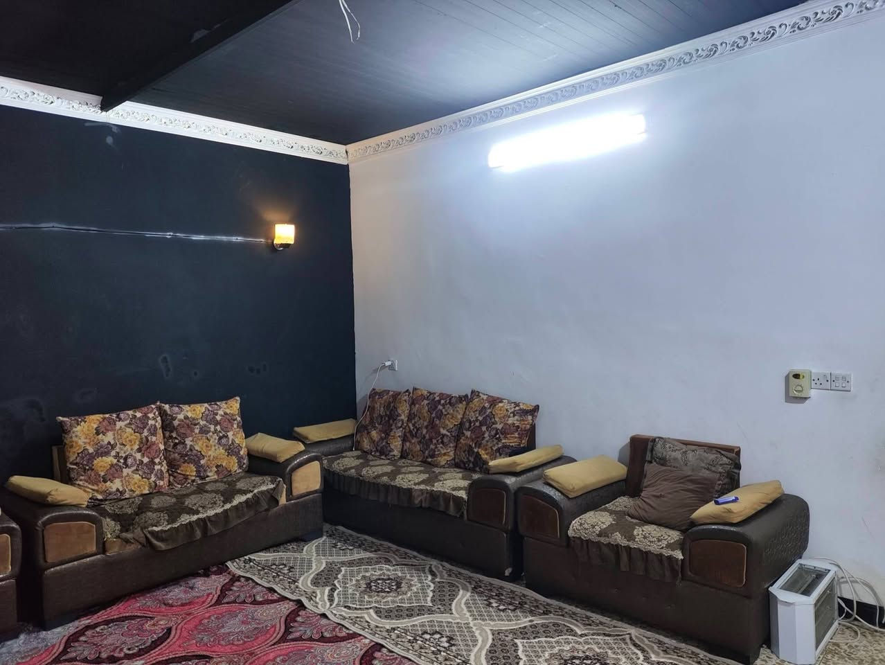 سلام عليكم بيت للبيع تجاوز 100 متر البيت كاشي ولصحيات سيراميك بيت مرتب وعالي عن الشارع الزعفرانيه يم شركه الزوراء السعر 17 وبي مجال ***********
