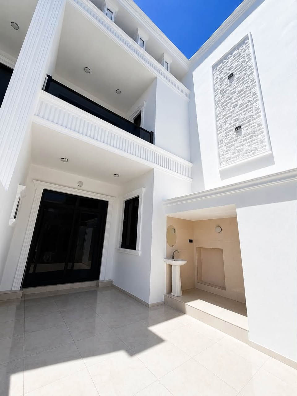 سعر 56 مليون فقط ✅بيت للبيع في ارقى مكان بشوراو 🏠✨

بيت طابقين بمساحة 100 متر، موقعه حلو بـ شوراو وقريب على الشارع العام.

البيت مرتب وجاهز للسكن، يحتوي على:

✅ كراج سيارة

✅ صالة معيشة

✅ مطبخ حار

✅مطبخ بارد

✅ غرفة نوم بالطابق الأرضي

✅ غرفتين بالطابق الثاني، وحدة منهن سويت

✅ 3 تواليت

✅ 2 حمام

بيت عائلي حلو، تصميمه حديث، إضاءته مرتبة، ومكانه قريب من الخدمات والشارع العام.

للمعاينة والاستفسار راسلونا على الخاص ✅*********** 📞 WhatsApp
