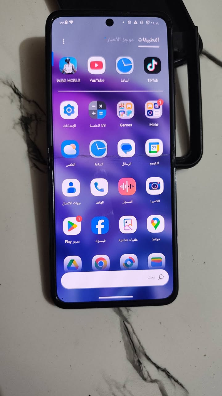 هاتف Motorola Razr 50 Ultra هو هاتف قابل للطي  الشاشة الداخلية: من نوع LTPO AMOLED بحجم 6.9 بوصة، بدقة FHD+، وبمعدل تحديث عالٍ يبلغ 165 هرتز.المعالج: كوالكوم [Snapdragon 8s Gen 3] ثماني النواة.الذاكرة والرام: مساحة تخزين داخلية 256 رام12الكاميرات الخلفية: مزدوجة بدقة 50 + 50 ميجابكسل.الكاميرا الأمامية: بدقة 32 ميجابكسل. تفاصيل اكثر  تعال وتساب سعره مناسب  (مراوس او بيع)
