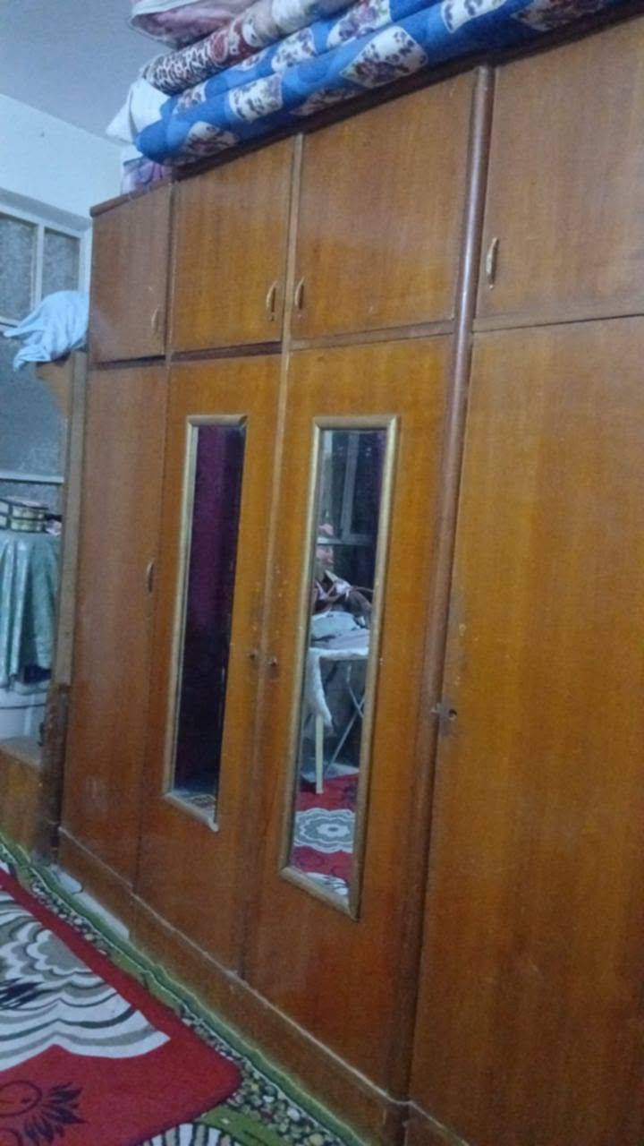 غرفه عراقيه تزكام اربع ابواب مع ملحق نضيفه مابيه ضرر فقط يدات وقفاله كلش قويه نجاره سويته السعر ٣٢٥ وبيه مجال لشراي للاستفسار يرجى مراسلتي خاص  او الاتصال *********** مكاني الدوره حي الصحه خلف العاب بيبي لاند
