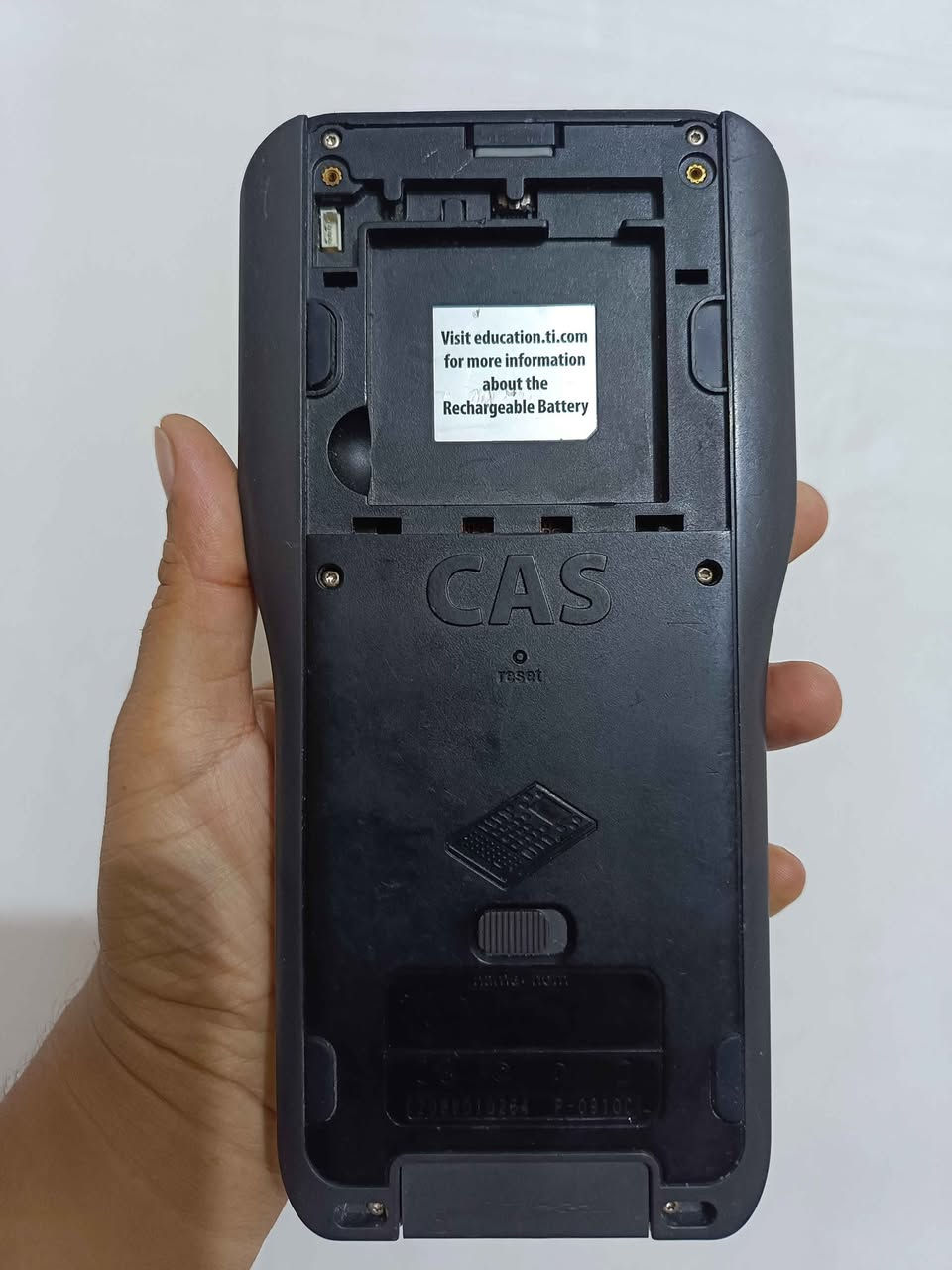 حاسبة علمية Texas Instruments TI‑Nspire CAS Touchpad الأصلية مستعملة شغالة

حاسبة بيانية متقدمة من شركة Texas Instruments، مناسبة لطلاب الهندسة والرياضيات والفيزياء وعلوم الحاسوب، وتوفر أدوات احترافية للحسابات العلمية والرمزية.

تدعم الحاسبة نظام CAS، الذي يتيح حل المعادلات وإجراء التفاضل والتكامل والتعامل مع التعبيرات الجبرية بصورة متقدمة.

أبرز المميزات:
- حل المعادلات والتعبيرات الجبرية.
- التبسيط والتحليل والتوسيع الجبري.
- إجراء التفاضل والتكامل والنهايات.
- رسم الدوال والمنحنيات البيانية.
- دراسة الجذور ونقاط التقاطع والقيم العظمى والصغرى.
- التعامل مع المصفوفات والمتجهات والأعداد المركبة.
- تطبيقات متقدمة للإحصاء وتحليل البيانات.
- إنشاء الجداول والرسوم البيانية.
- حفظ العمليات والملفات والبرامج.
- إمكانية كتابة البرامج وإجراء الحسابات المتكررة.
- شاشة كبيرة وواضحة.
- لوحة لمس سهلة للتنقل بين القوائم والرسوم.
- منفذ USB لنقل الملفات.
- مناسبة للحسابات الجامعية والهندسية المتقدمة.

حالة الجهاز: مستعمل.  
ملاحظة مهمة: البطارية الأصلية القابلة للشحن غير موجودة، والجهاز يعمل حالياً باستخدام 4 بطاريات AAA.

السعر: 60,000 دينار عراقي.

🚚 التوصيل متوفر. بغداد, العراق
