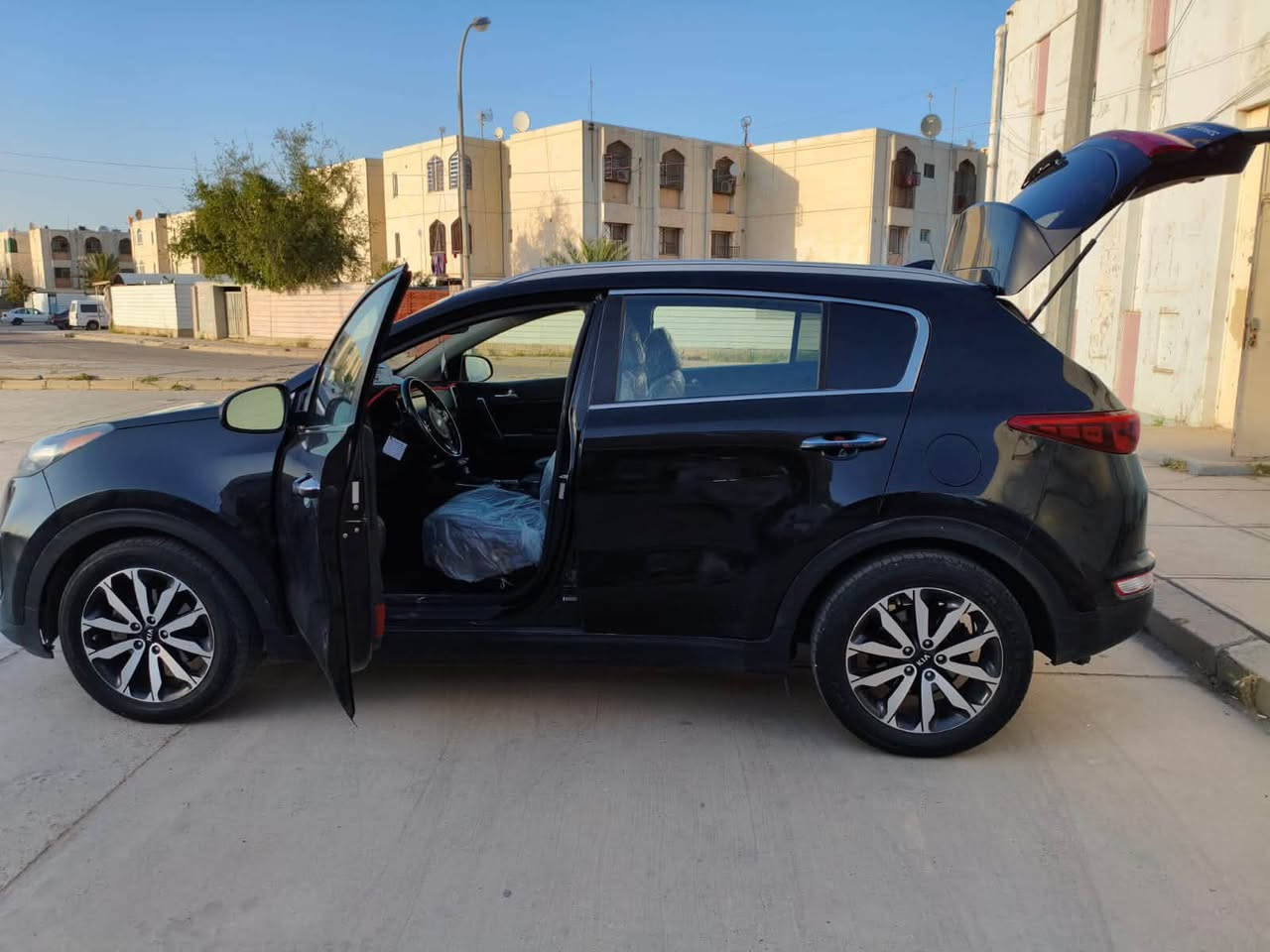 🚗 للبيع | كيا سبورتج 2017 🚗

📍 رقم الأنبار
🎨 اللون: أسود ملكي

✅ محرك 2400 GDI (معلّي كازكيت)
🏡 السيارة استخدام شخصي (مال بيت) ونظيفة

المواصفات:
• بصمة تشغيل وأبواب
• داخلية لون أسود
• تحكم بالستيرن من الجهتين
• شاشة كبيرة
• كاميرا دوران
• تبريد قطعتين ❄️
• كشنات هيتر ♨️
• مانع انزلاق
• كروز كنترول (مثبت سرعة)
• بلادي
• نظام صعود ونزول المنحدرات
• Drive Mode بثلاثة أنظمة قيادة
• بالإضافة إلى مواصفات أخرى

💰 السعر: 135 ورقة
🤝 بيه مجال لشراي 
ممكن اتوافقون ع النشر 

📞 📍 متوفرة الآن في معرض الدوحة للسيارات
للاستفسار عن السعر والتفاصيل أو الحجز، راسل الصفحة أو اتصل بنا ع هذا ***********
