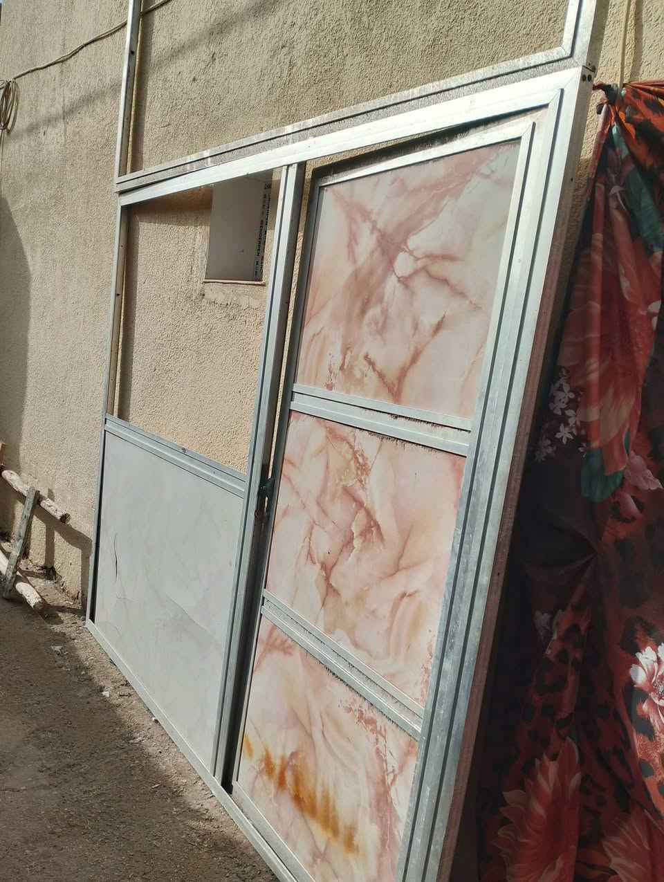 مغاسل عدد 2
شبابيك عدد2
قاطع المنيوم ارتفاع 3متر وعرضه 240 
قيم واخذ
***********
