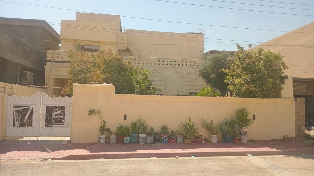 بيت للبيع طابو صرف مساحة 250
يبعد عن الشارع 250 م يحتوي على 4 غرف نوم و وصاله واستقبال وباقي التفاصيل أيضاً موجودا العنوان الجعاره المدائن السعر 160 وبيه مجال الاتصال ***********♥️
