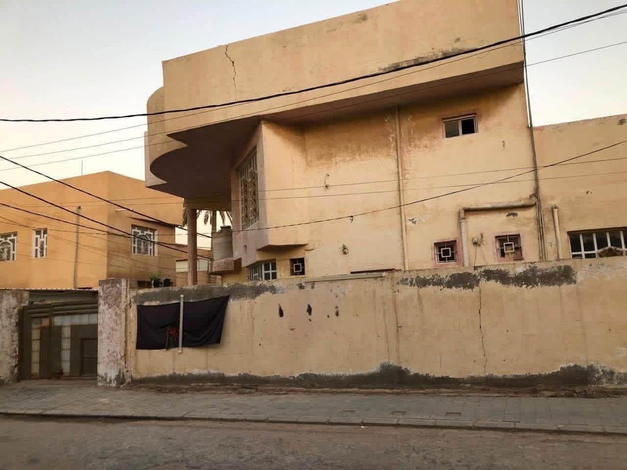 سلام عليكم دار للبيع في الكوفة حي كندا الثانيه خلف  مطعم خوخه مساحة ٣٠٠ متر ركن البيت طابقين الطابق الاول يحتوي على غرفتين نوم وصاله ومطبخ وصحيات استقبال وحصيات ايضا وكراج كبير اما طابق الثانيه بحتوي على غرفتين نوم وصحيات ايضا وسطح جميع مساحات الغرف النوم كبيره رقم التواصل والاستفسار 
***********

***********

