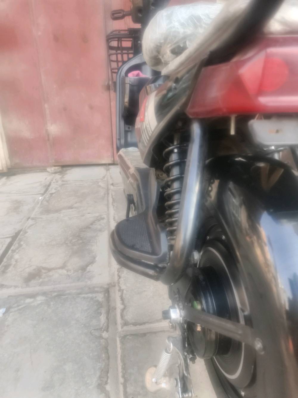 دراجه شحن حجم 14 شركه sk8
4باتريات 15 أمبير جدد قبل شهرين بدلتهن
عقل 500واط , 48 فولت 
سرعه حقيقي 40 
الدراجه كامله بس ناقصه سيم بريك أمامي مقطوع وبس
السعر 300 وبيها مجال
مكاني بغداد العامريه
***********
