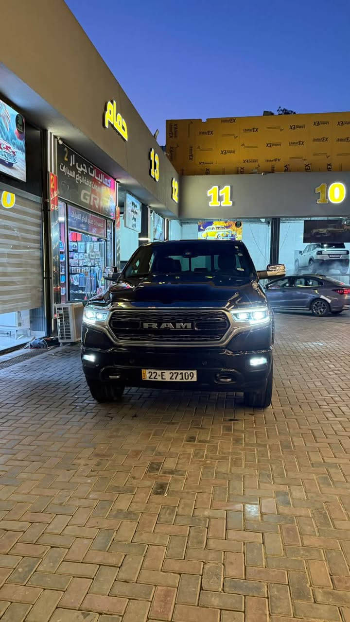 السلام عليكم تحية طيبة للجميع ….
للبيع رام 2020 فول مواصفات لمتدد 

تأتي شاحنة RAM 1500 Limited 2020 كأعلى وأفخم فئة في أسطول رام، وتجمع بين الأداء القوي والمقصورة الفاخرة.

المحرك والأداء

 * المحرك القياسي: 5.7 لتر V8 HEMI.

 * القوة: 395 حصان.

 * عزم الدوران: 556 نيوتن.متر.

 * ناقل الحركة: أوتوماتيكي من 8 سرعات (TorqueFlite).

 * نظام الدفع: دفع رباعي (4WD) مع أوضاع متعددة (Auto, 4H, 4L, 2H).

 * نظام eTorque (اختياري): نظام هجين بسيط (Mild-Hybrid) يُضيف عزمًا إضافيًا عند الانطلاق ويحسن استهلاك الوقود.

 * قدرة السحب: تصل إلى أكثر من 5,700 كجم (حسب التجهيزات).

التصميم الخارجي

 * الشبك الأمامي: تصميم خاص بفئة Limited من الكروم اللامع.

 * الإضاءة: مصابيح LED بالكامل (أمامية وخلفية) متكيفة مع دوران عجلة القيادة.

 * العجلات (الرنغات): قياس 20 بوصة قياسيًا (مع توفر خيار 22 بوصة).

 * الدواسات الجانبية: كهربائية تخرج وتختفي أوتوماتيكيًا مع فتح وإغلاق الأبواب.

 * صندوق الخلفي: فتح غطاء الصندوق عن بُعد، مع توفر نظام RamBox للتخزين الجانبي وقفل كهربائي.

المقصورة الداخلية والراحة

 * المقاعد: جلد natural full-grain فاخر، مع دعم التدفئة والتبريد (التهوية) للمقاعد الأمامية والخلفية.

 * التخشيب واللمسات: تطعيمات من الخشب الطبيعي والألومنيوم الحقيقي في الشفرات واللوحة الأمامية.

 * الشاشة المركزية: شاشة تعمل باللمس قياس 12 بوصة عمودية بنظام Uconnect 4C NAV، تدعم Apple CarPlay و Android Auto.

 * النظام الصوتي: نظام فاخر من Harman Kardon بـ 19 سماعة وبقوة 900 واط.

 * فتحة السقف: بانورامية مزدوجة.

أنظمة التعليق والأمان

 * نظام التعليق الهوائي (Air Suspension): نظام تعليق هوائي على العجلات الأربع متكيف (4-Corner)، يسمح بتعديل ارتفاع الشاحنة لخمس مستويات (لتسهيل الدخول، تحسين الانسيابية على السرعات العالية، أو زيادة الارتفاع للأوف رود).

 * مساعدة السائق:

   * كاميرا 360 درجة مع رؤية محيطية.

   * نظام كبح أوتوماتيكي في حالات الطوارئ (Forward Collision Warning).

   * رادار ومثبت سرعة متكيف (Adaptive Cruise Control).

   * نظام الحفاظ على المسار (Lane Keep Assist).

   * مراقبة النقاط النائية (Blind Spot Monitoring) مع تغطية زاوية المقطورة.

   * نظام الاصطفاف الذاتي (ParkSense).

السياره مواصفات شكد ماحجي بيها اكثر السياره خير من الله كير محرك بالمشي السياره كامله مكمله من كلشي للاخير على آخر حبايه ماشيه 86 

حادثها جاملغ خلفي  اليمنى مصلح وصايره بيها طخه بنفس الجاملغ من اخذتها يعني بيها وبعدها ممصلحه وبايتين مبدلات فقط لا شاصي لا لعد لا تكمه حادثها سطحي حتى ايرباك مطاك وصور الحادث بالمنشور 

رقم السياره : أربيل

رقم الهاتف: ‭***********‬

رقم الهاتف:  ***********

السعر: $ 280 $‬ وبيها مجال قليل 

او مراوس F150 حسب القناعه 

 

وشكراً ونعتذر عالاطاله 🙏
