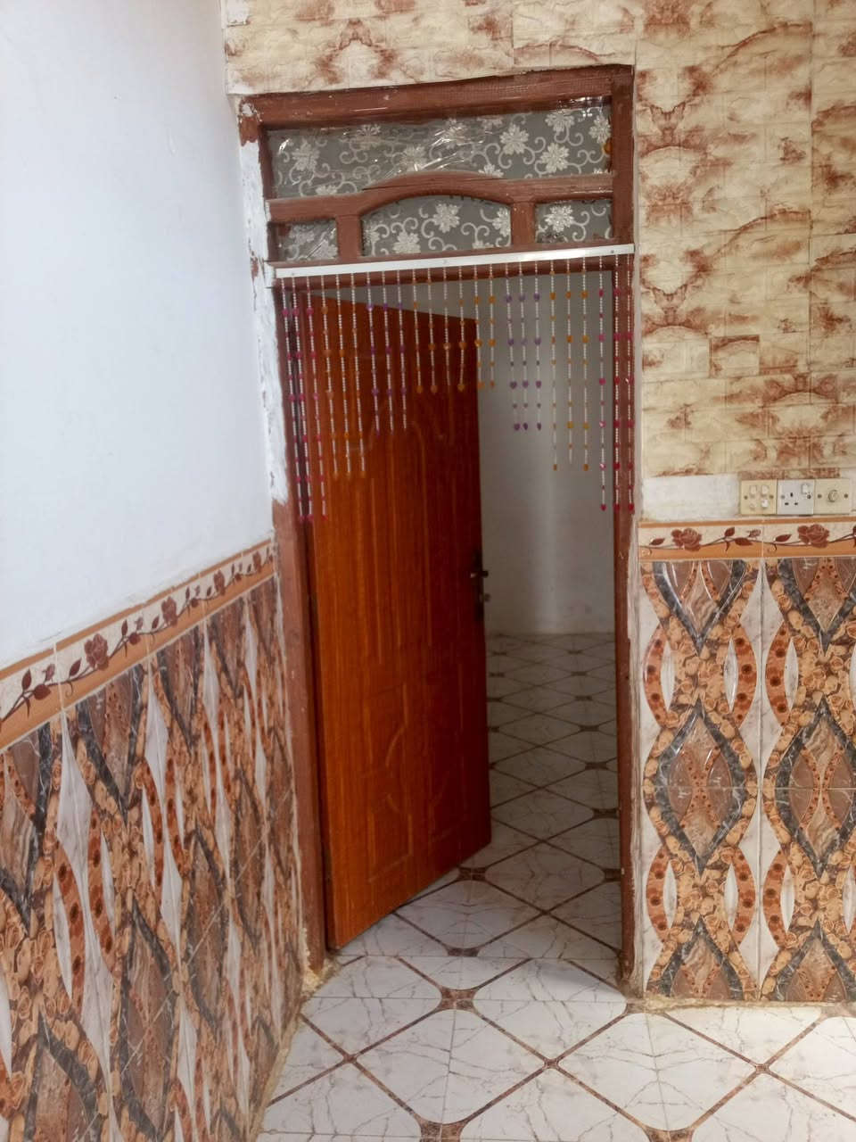 ياالله
مكتب عقارات الثقه يتوفر لدينا دار للايجار في حي الحسين دوانم ابو حوراء مساحة الدار 100 متر يتكون البيت من 

( استقبال . صاله غرف 1 . مطبخ . صحيات . ساحه . منور  )

ايجاره قفل 250 الف .. للاستفسار يرجى الاتصال على الرقم 
اتصال هاتفي 📱 أو واتساب ( *********** )

