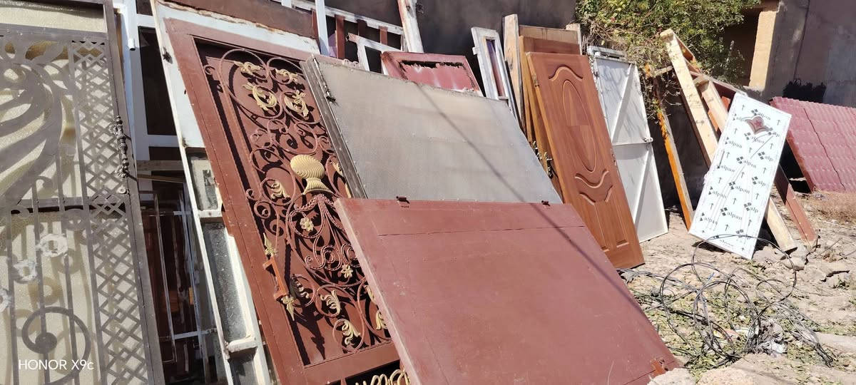 للبيع بيبان وشبابيك وشيلمان  بيبان خشب بيبان حديد بيبان خارجيات  وشيلمان ***********
