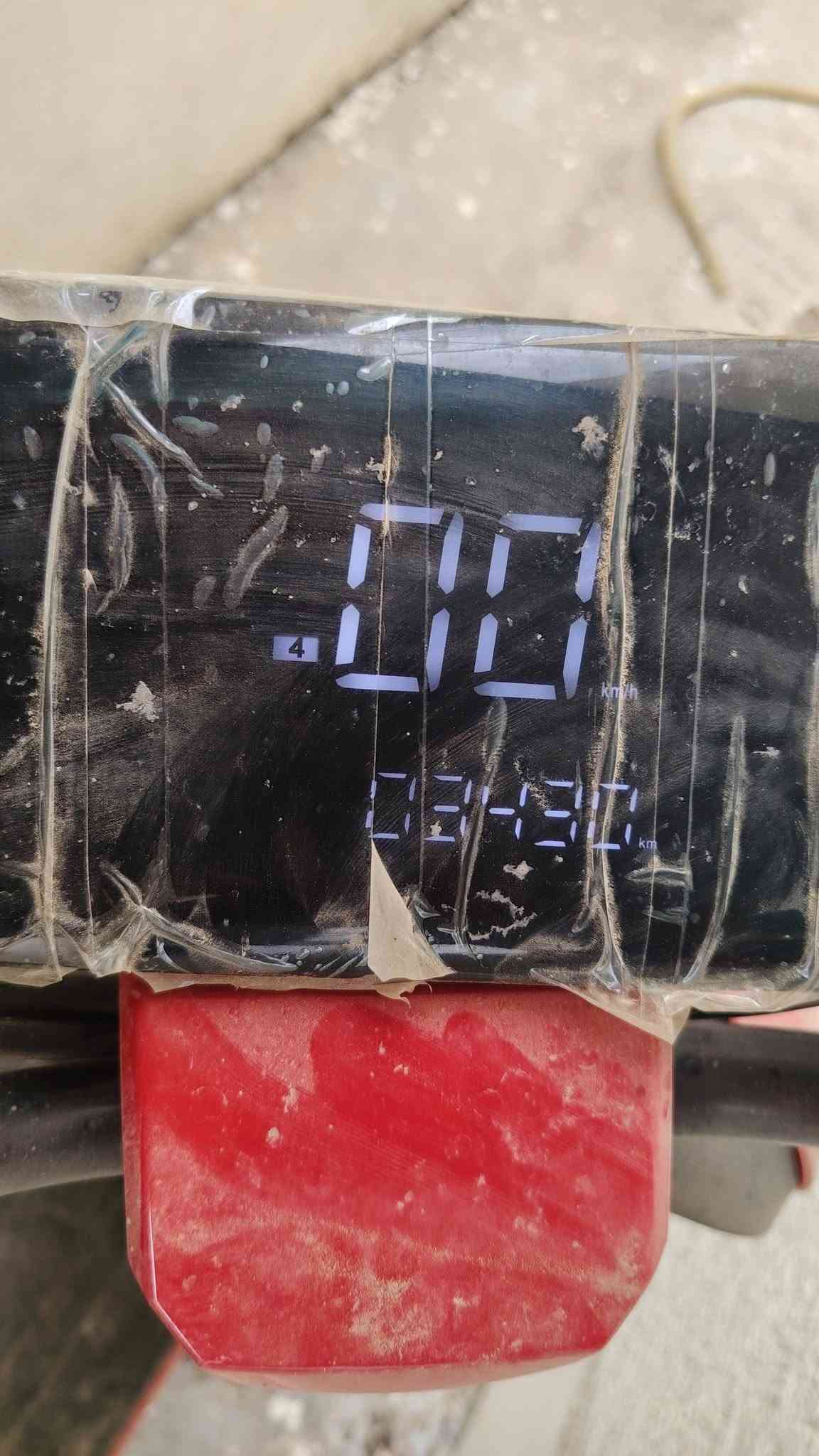 السلام عليكم
دراجة شحن R9 2025 نظيفة للبيع بدون بطاريات المكان ديالى الخالص السعر 175 الف. 
للتواصل ***********
