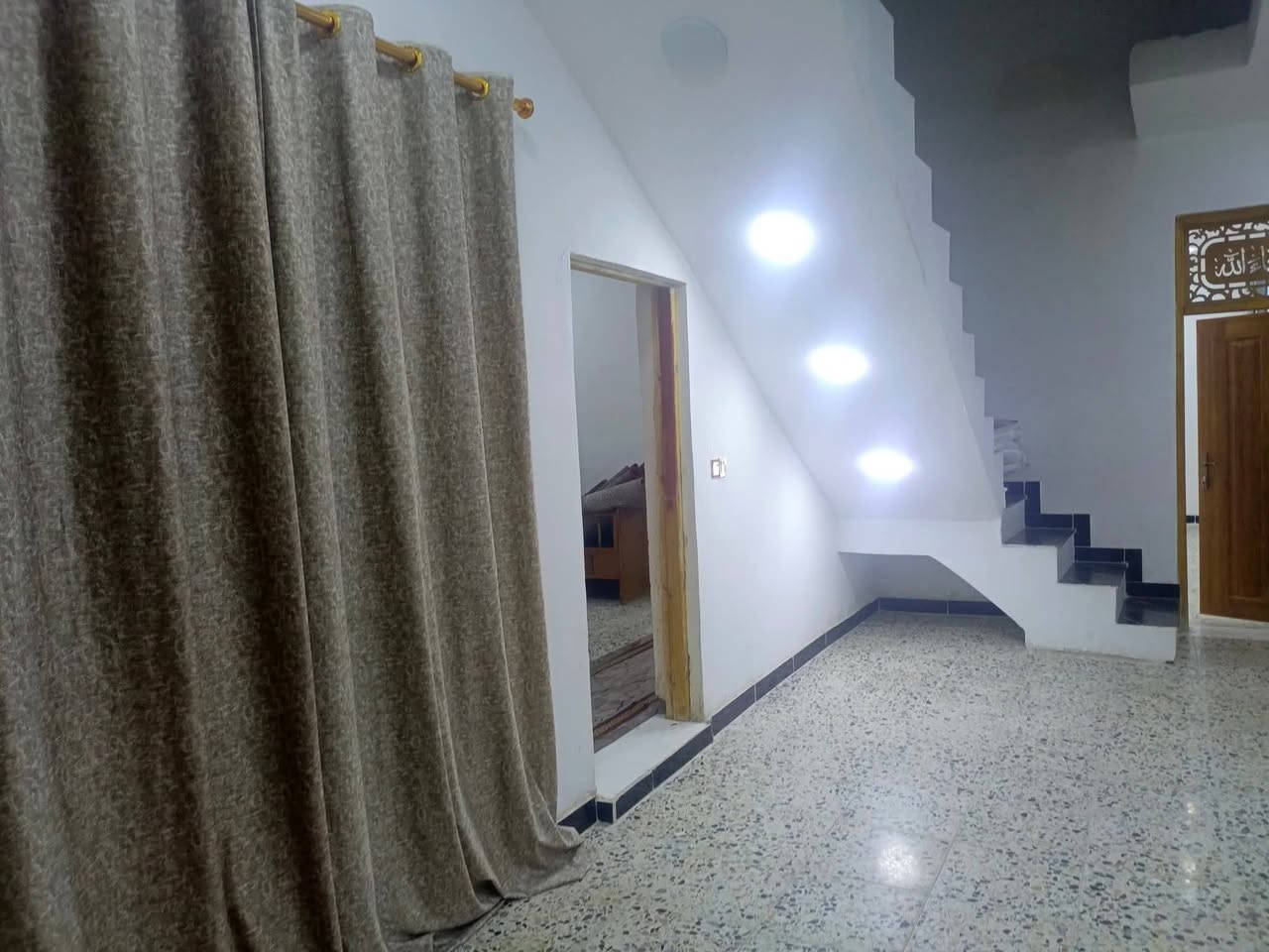 السلام عليكم
بيت لبيع او المراوس 
/المساحة 500
مساحة البناء300 
 حي السفير
غرب كراج الشماعية
اسقبال+غرف عدد6+صالة عدد3+مطبخ عدد2
 صحيات عدد 6
الرقم ‏‪‏‪***********
