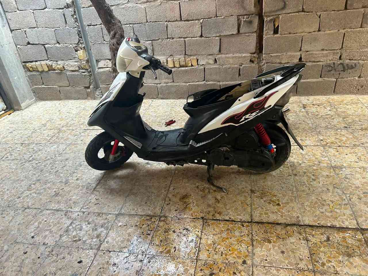 السلام عليكم دراجه ماكس عدله للبيع الدراجه خير من الله شلعه ومعدل يخبل الدراجه بيه سلف رياضي ٥٥دراجه بلادي ما مفتوحه وبيه صالنصه SCوبيه صدر امامي رياضي الدراجه نكره سلف كدام عينك سعر الدراجه ب٧٥٠وبيهً مجال للشرايً الدراجه كلشي شغال بيه هورن سكنات ألوان اشاير كلوب امامي خلفي الدبلات شغاله زوج تايرات جدد نقوصات الدراجه فقط جامه مالت عداد مكسوره ول عداد شغال كيلو متر الرقم ***********اذا تريد تعال واتساب خاص لا تجيني مكاني البصره ابو الخصيب
