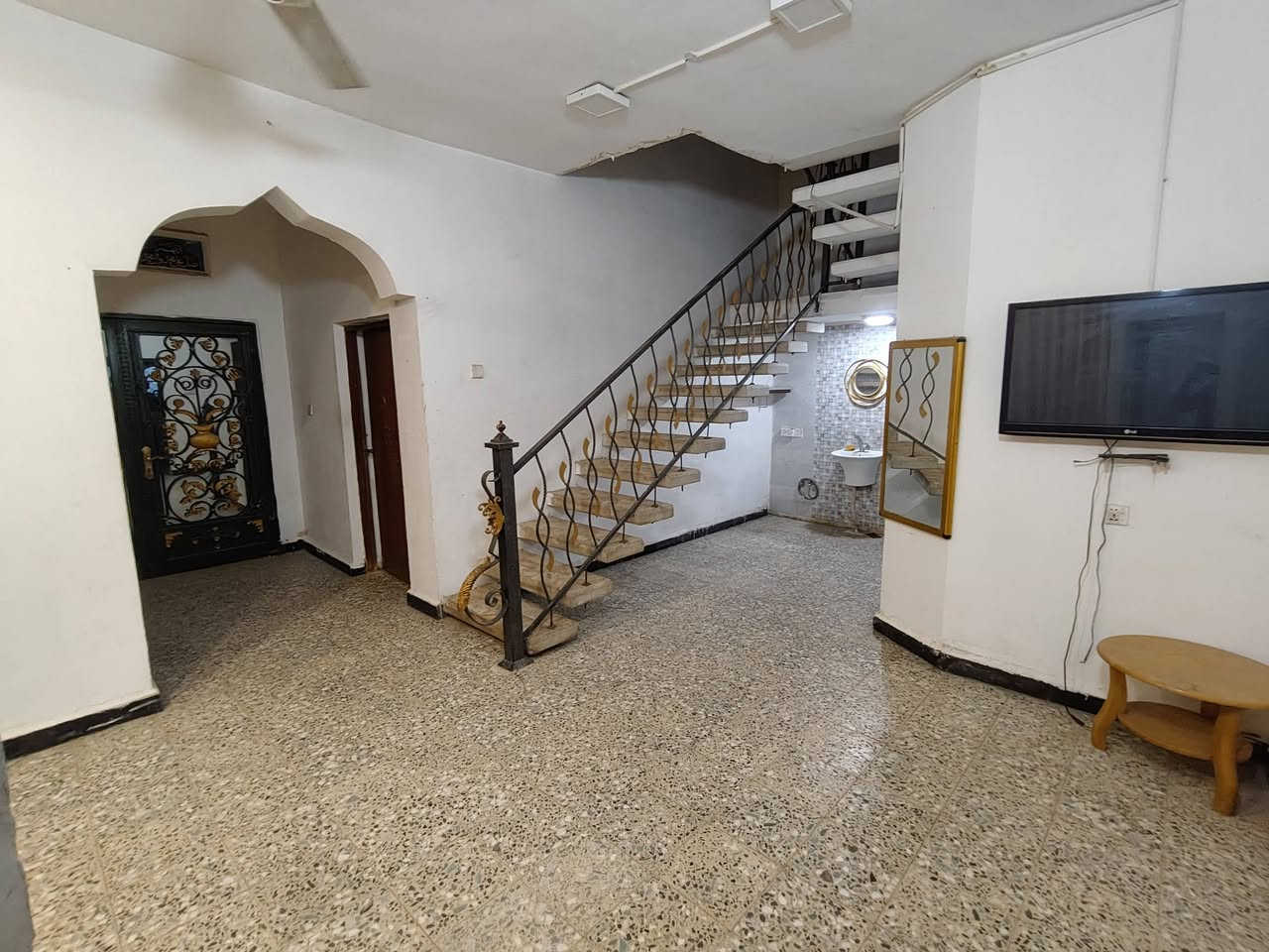بيت بحي الحسين يحتوي 4 غرف وصاله وبراني مؤثث وبي سبالت وكاونتر وثلاجه ايجاره 750 
التواصل ***********

