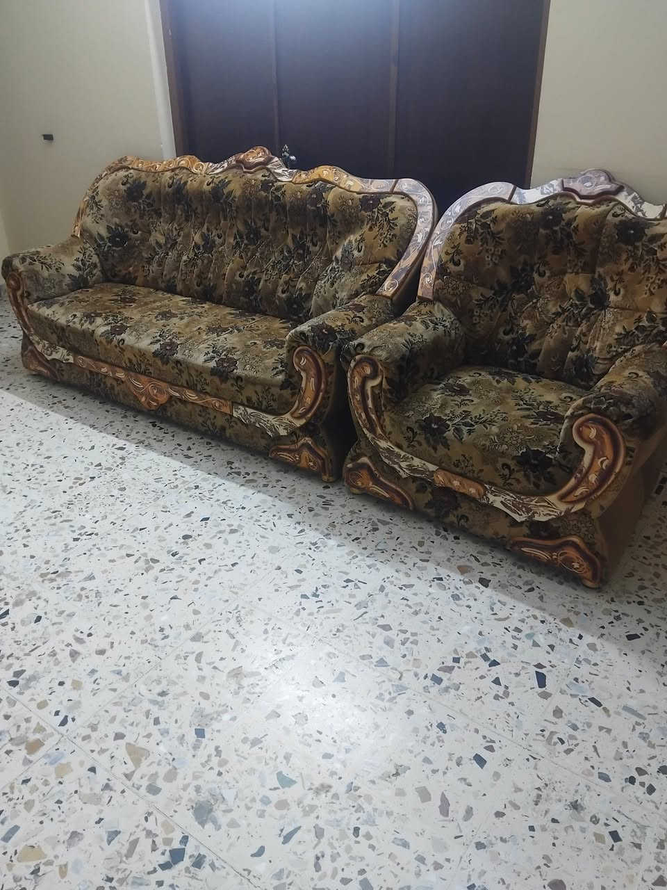 تخم ١٠ مقعد • بغداد زعفرانيه • للبيع
